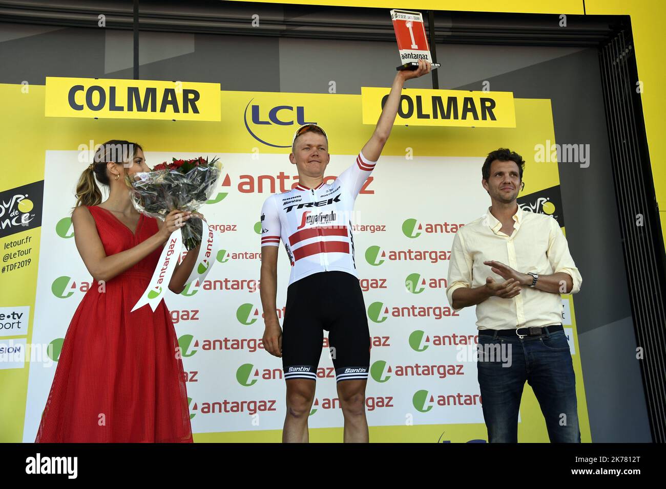 Toms SKUJINS reçoit le prix de la combativité des mains du joueur de tennis Paul-Henri MATHIEU (PHM). PHOTO Alexandre MARCHI.-   French Cycling race Tour de France 2019 takes place from july 6th  to 28th. Stock Photo