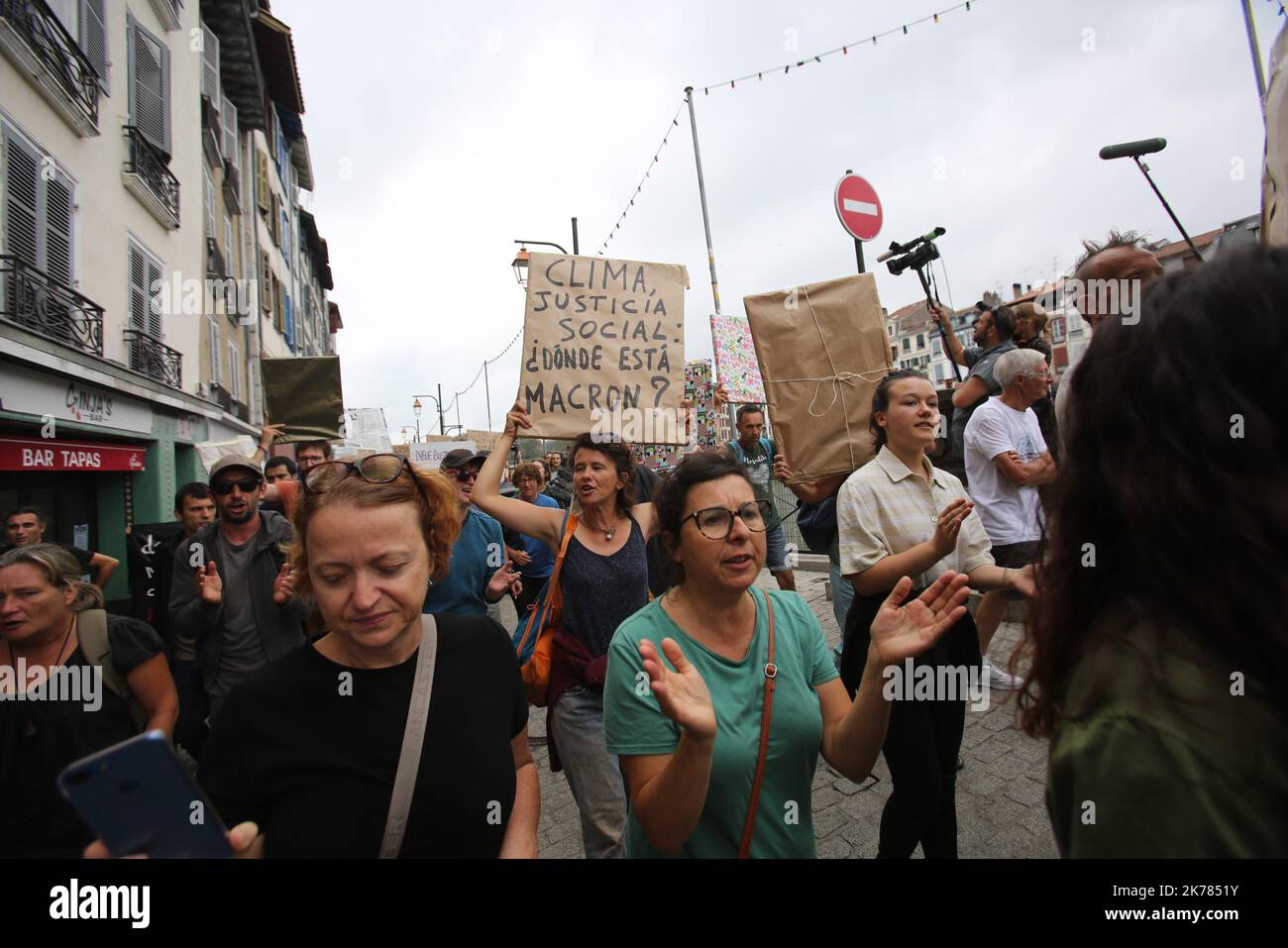 BAYONNE (PYRENEES ATLANTIQUE) LE 25/08/2019; MARCHE DES PORTRAITS LORS DU CONTRE SOMMET ANTI G7 EN MARGE SOMMET DU G7 2019 ORGANISE PAR LA FRANCE MILITANTS DE L ASSOCIATION ANV COP 21 ET ALTERNATIBA RASSEMBLE LES PORTRAITS OFFICIEL D EMMANUEL MACRON REQUISITIONNES LORS DE L OPERATION DECROCHONS MACRON DANS LES MAIRIES DE TOUTES LA FRANCE CAR LA FRANCE SELON L ASSOCIATION NE RESPECTE PAS SES ENGAGEMENT POUR LA SAUVEGARDE DU CLIMAT DE LA COP 21   - Anti G7 summit demo in Bayonne August 25 2019 Stock Photo