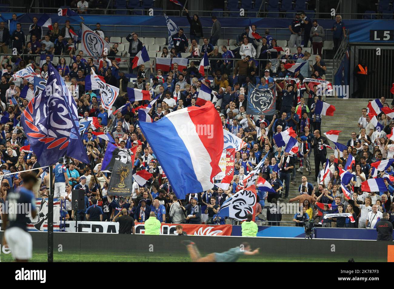 Club ambiance hi-res stock photography and images - Alamy
