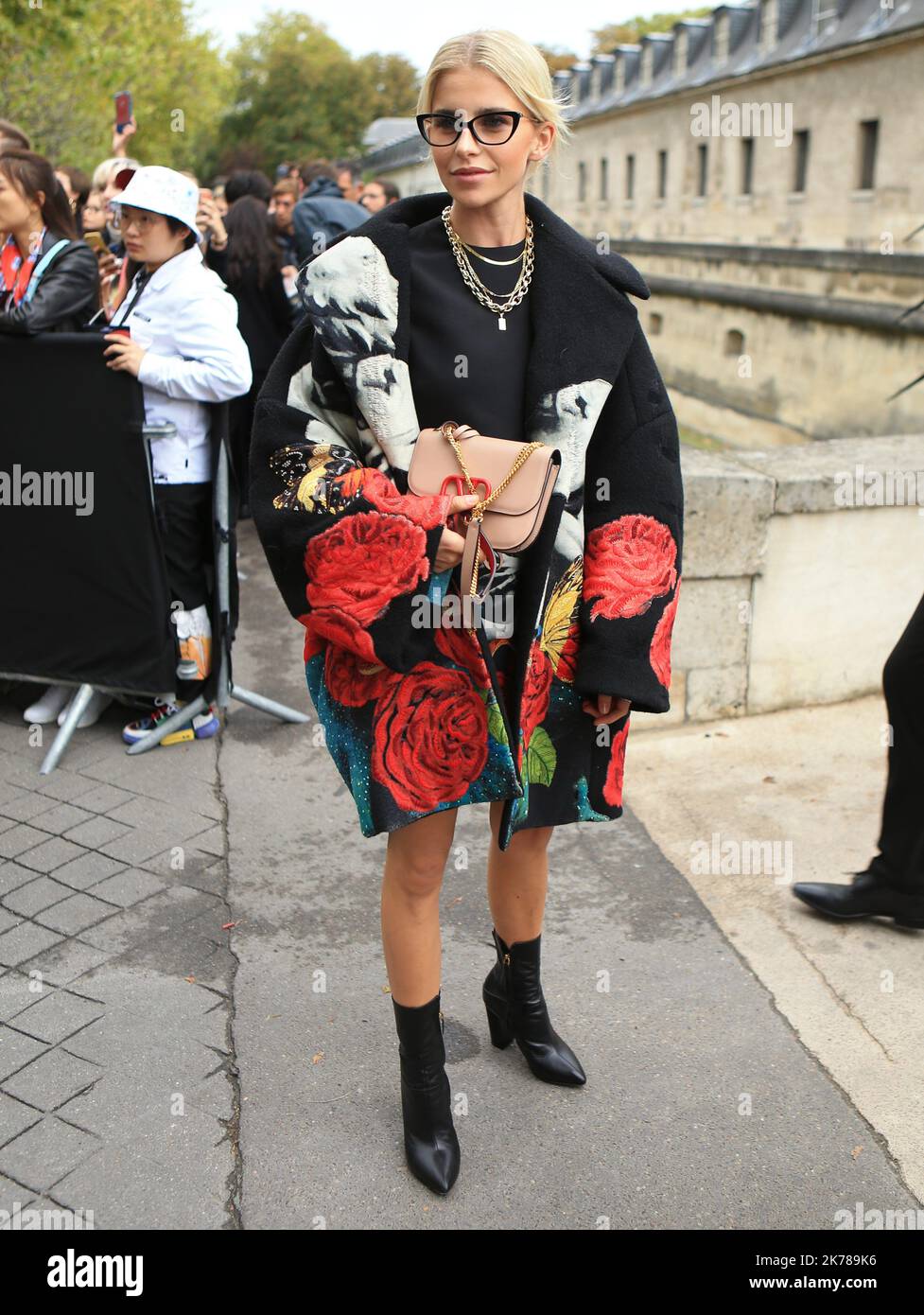 Caroline Daur - Ready to Wear Spring/Summer 2018 - Paris Fashion Week -  Outside DIOR - Musée Rodin - Rue de Varenne Stock Photo - Alamy