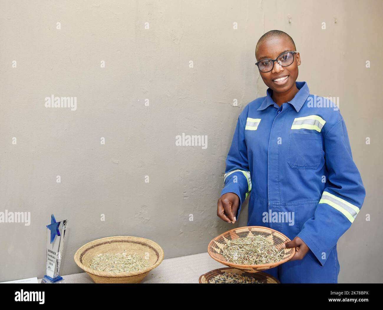 221017) -- MOLEPOLOLE (BOTSWANA), Oct. 17, 2022 (Xinhua) -- Tlotlo  Phuduhudu, founder of Healthy Delights company, shows some of the livestock  feeds produced using indigenous trees, plant by-products, and crop residue  in, image size:1300x1051
