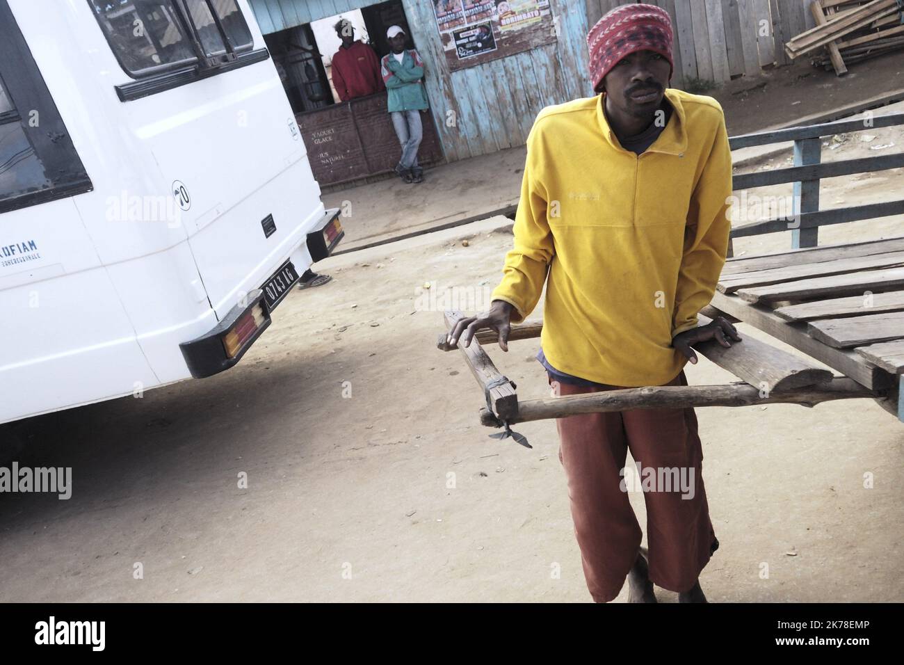 ©Arnaud De Grave / Le Pictorium/MAXPPP - Arnaud De Grave / Le Pictorium - 23/06/2014  -  Madagascar / Alaotra-Mangoro  -  Homme avec charrette a bras.  / 23/06/2014  -  Madagascar / Alaotra-Mangoro  -  Man with hand cart. Stock Photo