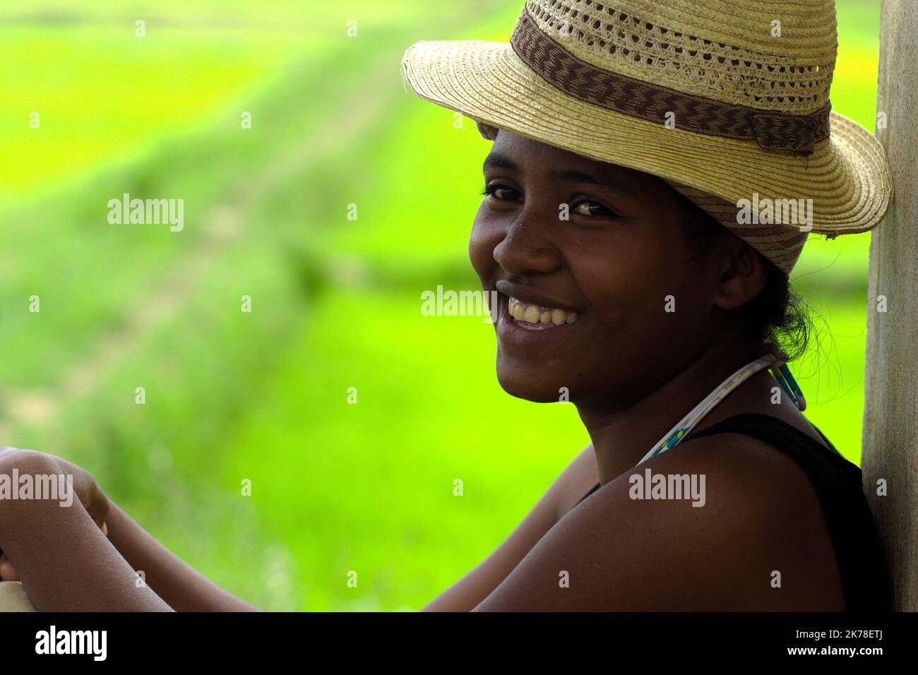 ©Arnaud De Grave / Le Pictorium/MAXPPP - Arnaud De Grave / Le Pictorium - 29/11/2015  -  Madagascar / Alaotra-Mangoro  -  Jeune fille malgache au chapeau de paille.  / 29/11/2015  -  Madagascar / Alaotra-Mangoro  -  Young malagasy girl with a straw hat. Stock Photo