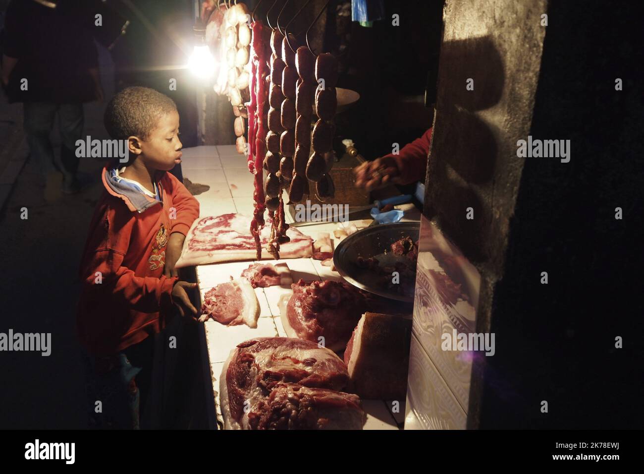 ©Arnaud De Grave / Le Pictorium/MAXPPP - Arnaud De Grave / Le Pictorium - 28/06/2014  -  Madagascar / Antananarivo  -  Boucherie...  / 28/06/2014  -  Madagascar / Antananarivo  -  Butcher... Stock Photo