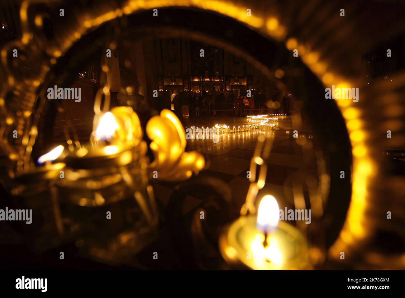 three thousand candles to illuminate NotreDame. Watch of Lausanne