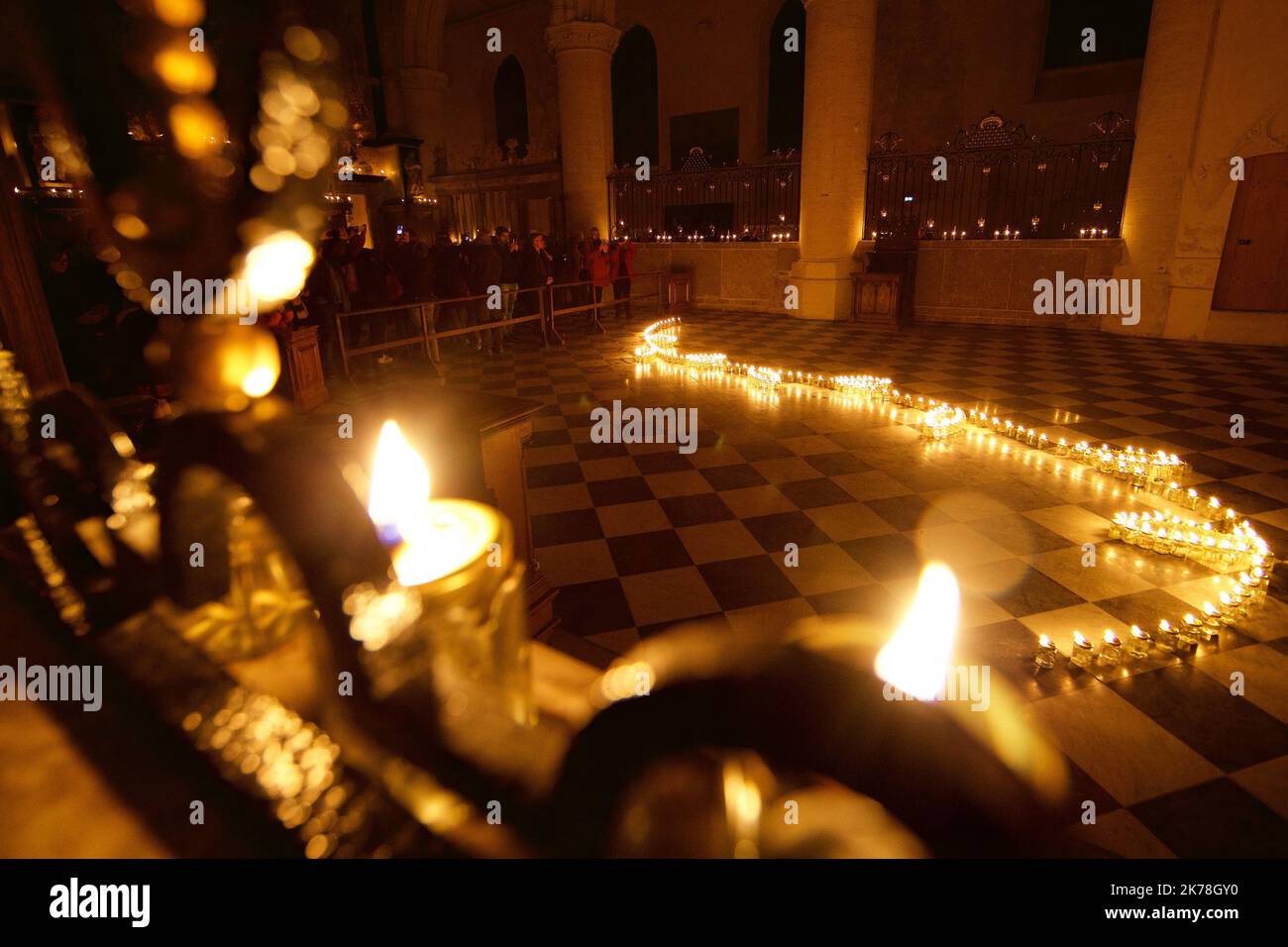 three thousand candles to illuminate NotreDame. Watch of Lausanne