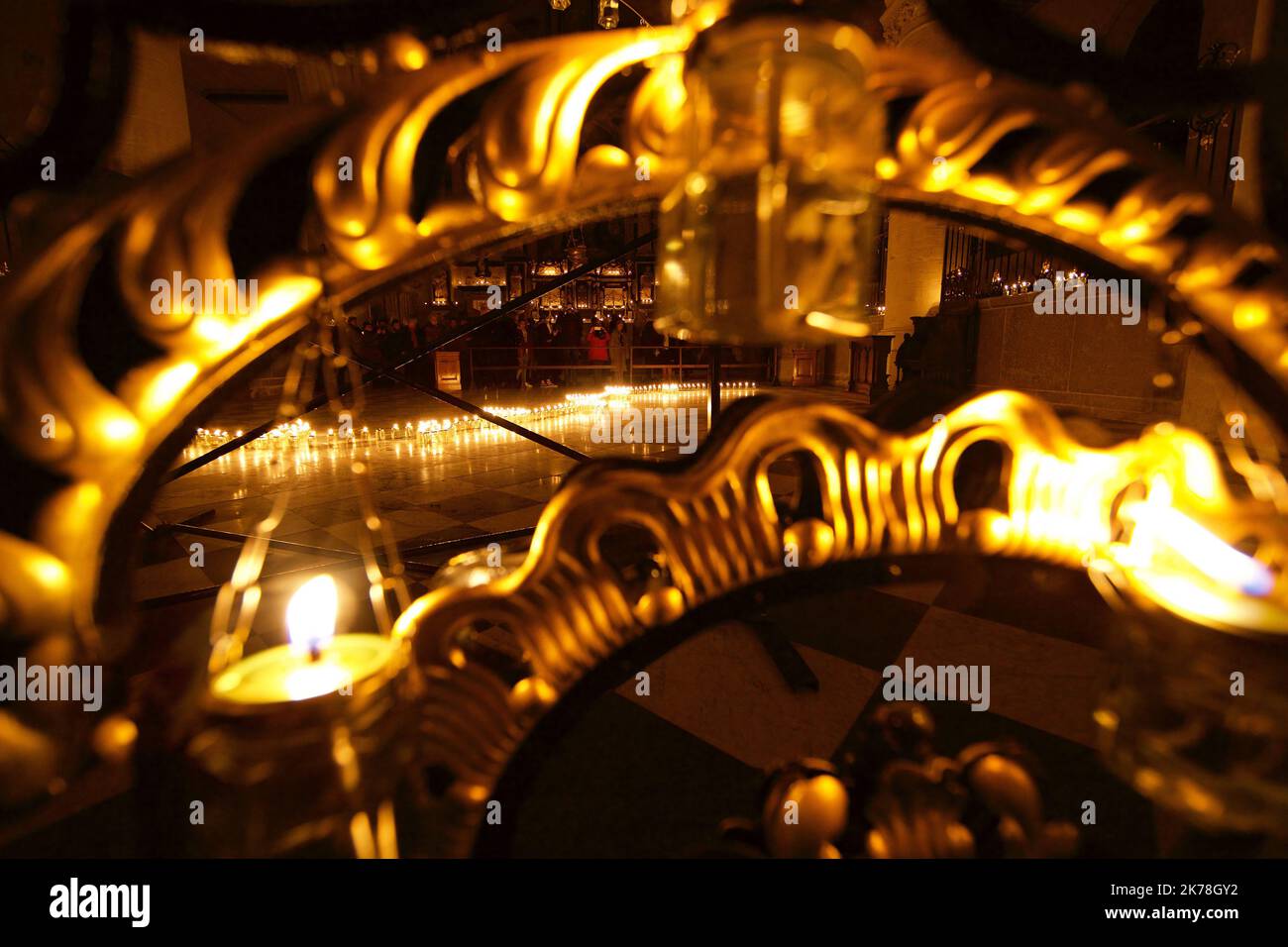 three thousand candles to illuminate NotreDame. Watch of Lausanne