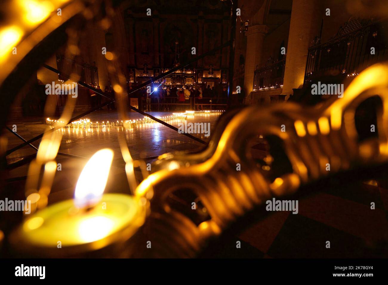 three thousand candles to illuminate NotreDame. Watch of Lausanne