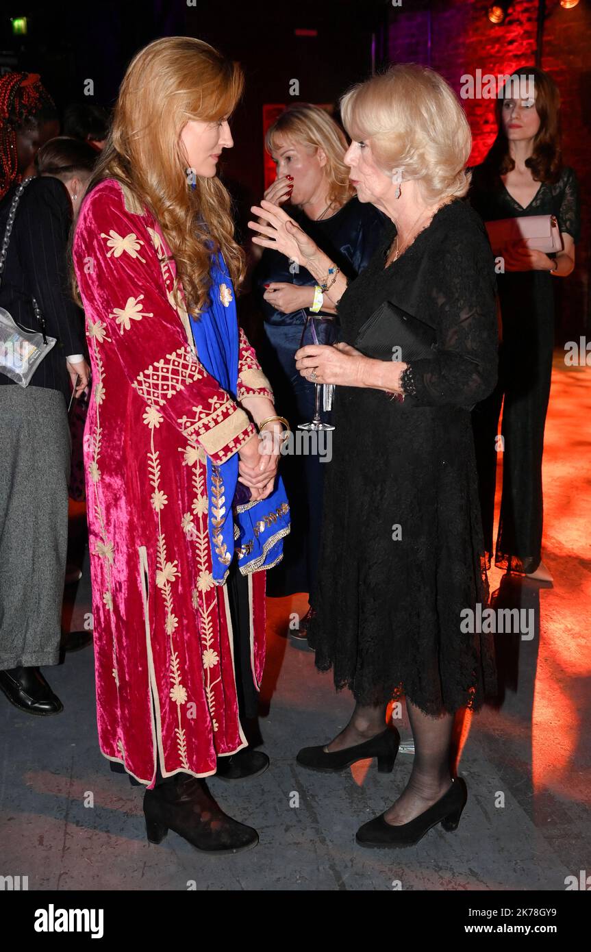 The Queen Consort speaks with Natascha McElhone at the Booker Prize at the Roundhouse in London. Picture date: Monday October 17, 2022. Stock Photo