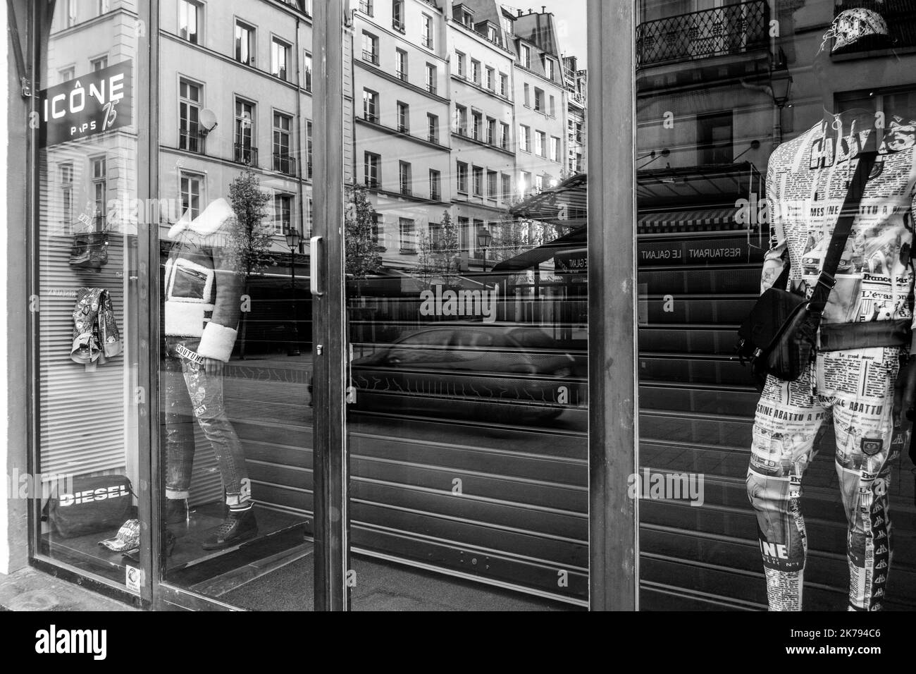 Rue Saint Denis. It is 552 p.m. First day of confinement for the