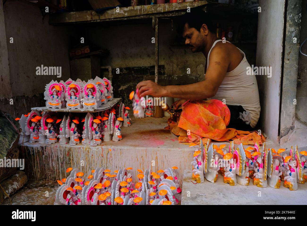 Arranging idols of Goddess Lakshmi Stock Photo Alamy