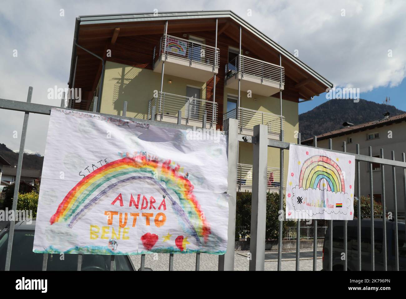 Pergine Valsugana, Italy. Most part of Europe is today on a sweeping confinement to try to slow down the spread of the Covid-19 Pandemic.  Andra Tutto Bene - Tout Ira Bien, Hope message with a rainbow   Stock Photo