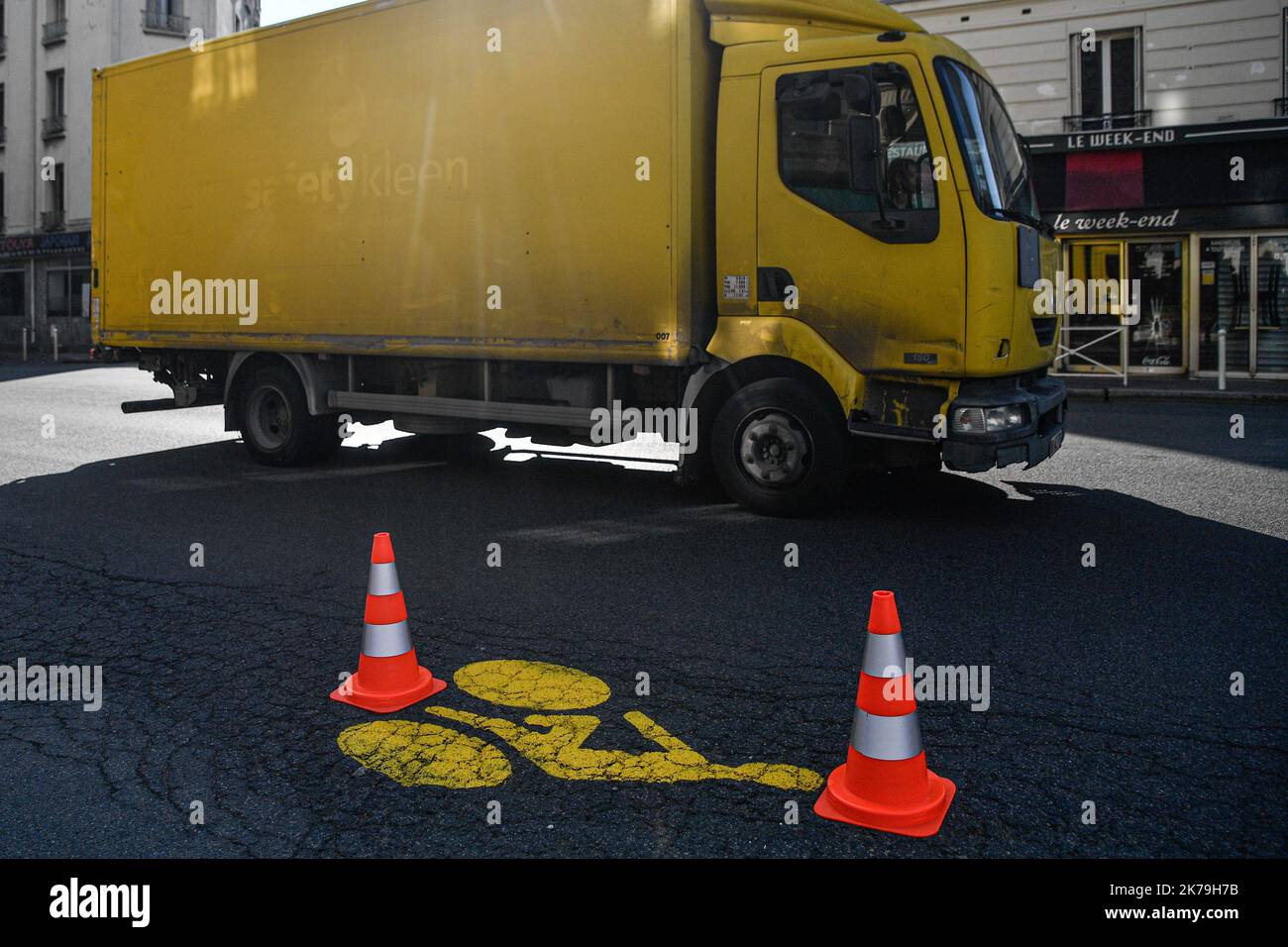 Â©Julien Mattia / Le Pictorium/MAXPPP - In the fight against the Covid-19 Crisis, agents from the company Signature paint the new road markings for temporary cycle paths, the only alternative means of public transport, in Malakoff on May 06, 2020. Stock Photo