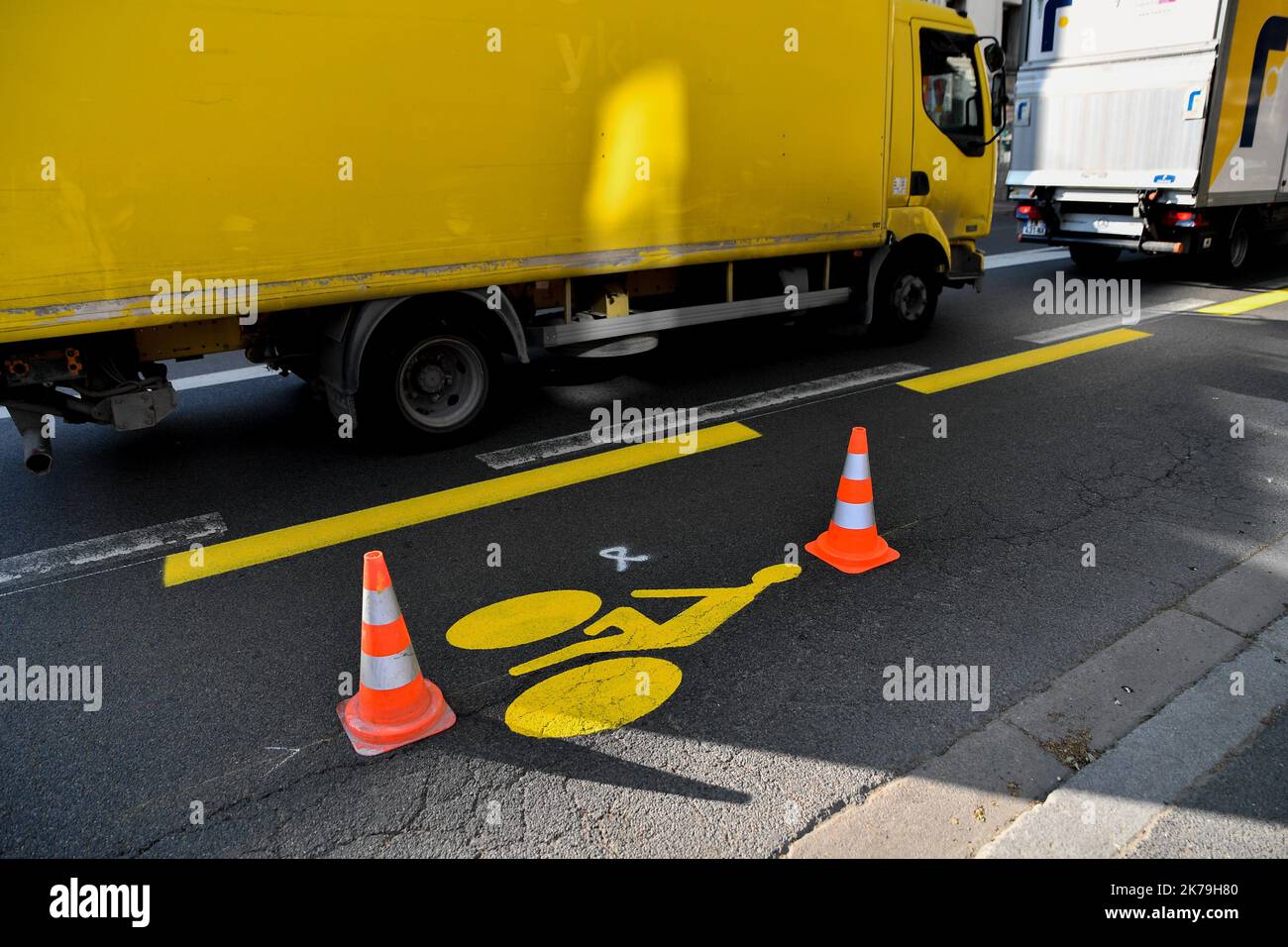 Â©Julien Mattia / Le Pictorium/MAXPPP - In the fight against the Covid-19 Crisis, agents from the company Signature paint the new road markings for temporary cycle paths, the only alternative means of public transport, in Malakoff on May 06, 2020. Stock Photo