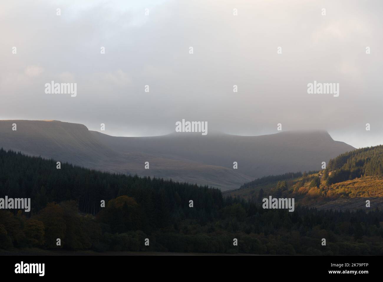 Pentwyn reservoir, Merthyr Tydfil, South Wales, UK.  17 October '22.  UK weather: Clouds over the Brecon Beacons.  Credit: Andrew Bartlett/Alamy Live News. Stock Photo