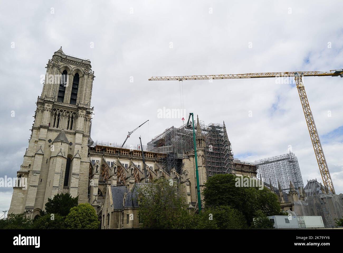 Paris, France, june 8th 2020 - dismantling of the scaffolding of Notre Dame de Paris which had melted during the fire. Health precautions, due to lead, are taken for evacuation. Disassembly should last three months Stock Photo