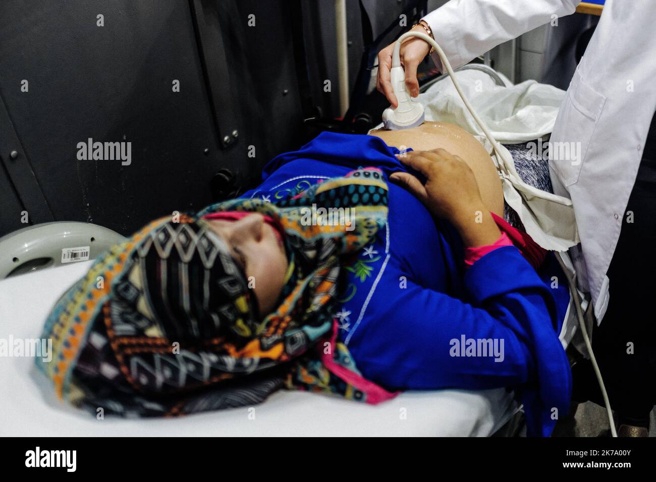 Â©Jan Schmidt-Whitley/Le Pictorium/MAXPPP - Jan Schmidt-Whitley/Le Pictorium - 05/12/2019  -  Cisjordanie / Bethleem  -  Les femmes sont en confiance avec le personnel de la clinique mobile qu'elles connaissent tres bien. Preuve de cette confiance, ces femmes viennent seules ou seulement accompagnees de leurs enfants alors que certains medecins sont des hommes.  La clinique mobile de la maternite de l'hopital de la Sainte-Famille part a la rencontre des populations bedouines du desert de Judee  / 05/12/2019  -  West Bank / Bethlehem  -  The women feel confident with the mobile clinic staff, wh Stock Photo