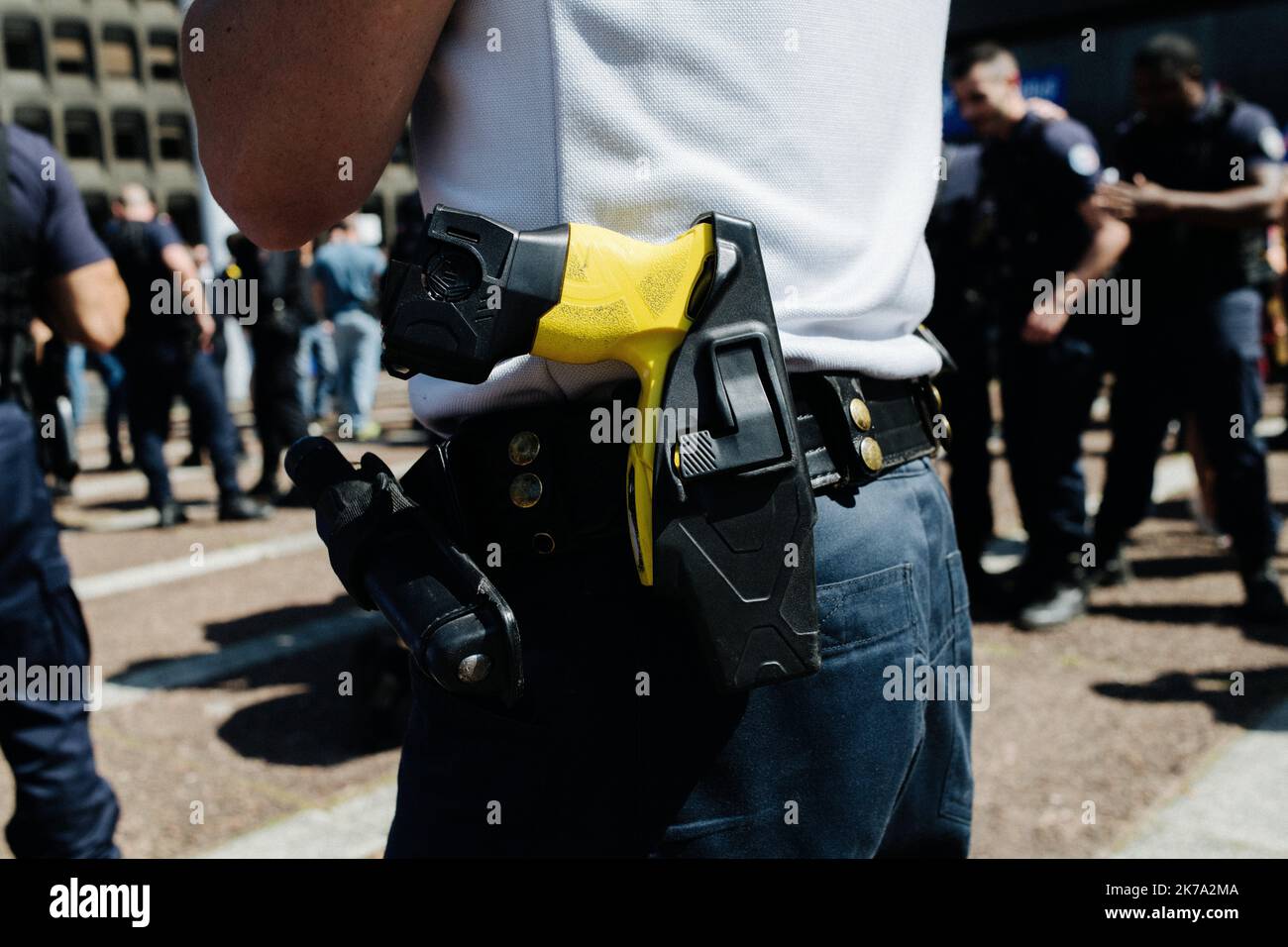 Taser de police hi-res stock photography and images - Alamy