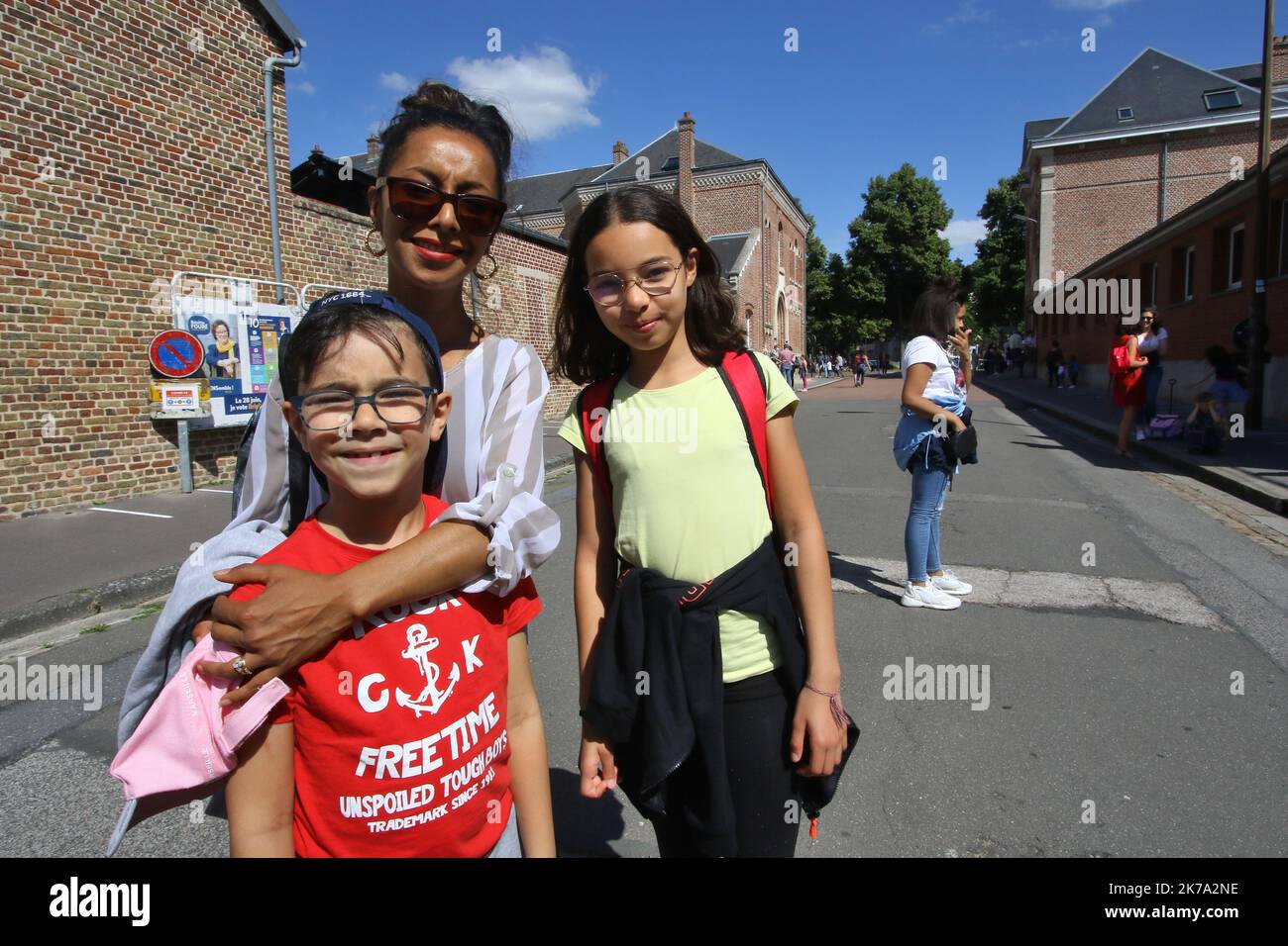 /LE COURRIER PICARD/Fred HASLIN ; Amiens ; 22/06/2020 ; 22/06/20 RentrÃ©e scolaire d'apres covid groupe scolaire Saint Roch Ã  Amiens Nawell et ses enfants Wissan et Lina Photo Fred HASLIN -  2020/06/22. Back to school after the covid-19 pandemic Stock Photo