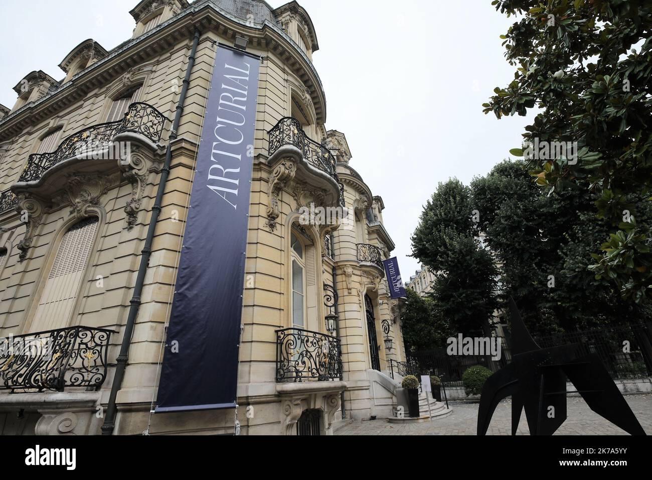 Â©PHOTOPQR/LE COURRIER PICARD/Dominique Touchart ; AMIENS ; 04/07/2020 ; MICHOU VENTE  AUX ENCHERES  TABLEAUX MOBILIERS  A PARIS  EXPO  HOTEL MARCEL DASSAULT ROND POIND DES CHAMPS ELYSEES -  2020/07/05. Auction sales in Paris. Stock Photo