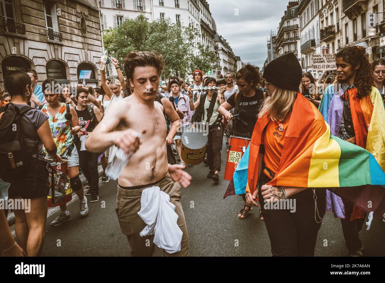 Â©Olivier Donnars / Le Pictorium/MAXPPP - Olivier Donnars / Le Pictorium - 04/07/2020  -  France / Ile-de-France / Paris  -  Samedi 4 juillet, a Paris, environ 5000 personnes ont participe, a une Marche des fiertes impromptue, une semaine apres la date prevue pour le rassemblement officiel, reporte en raison de la crise sanitaire liee au Covid-19. Une Pride plus politique que festive, rassemblant des collectifs et associations LGBTQI, de travailleurs et travailleuses du sexe et collectifs proches du mouvement Black Lives matter, qui se voulait plus proche des premieres Prides issues des  emeut Stock Photo