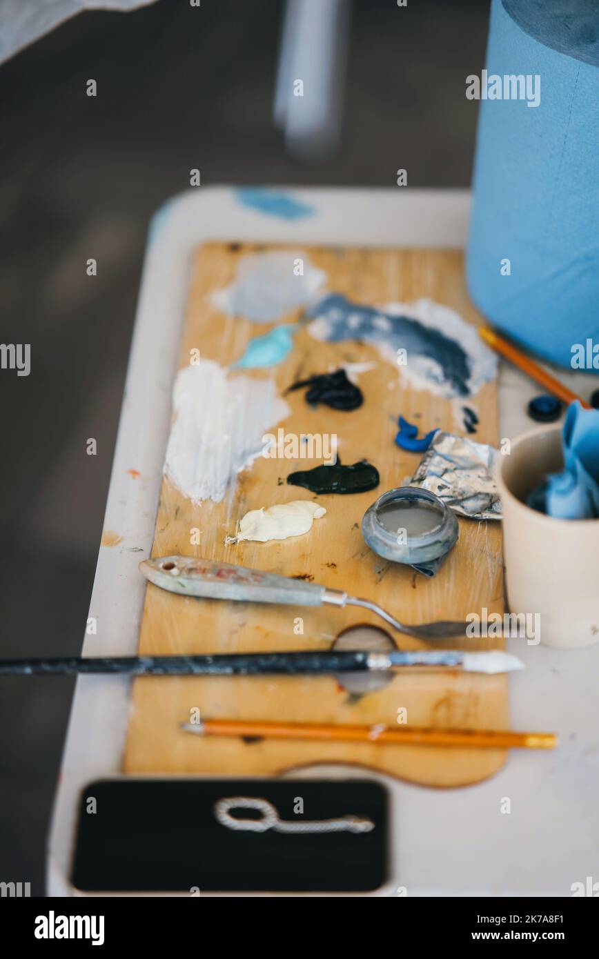 Close view of painter's palette with tools on the table Stock Photo