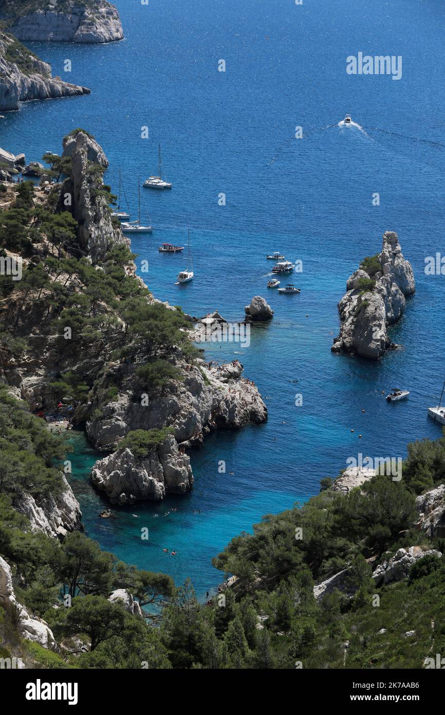 ©PHOTOPQR/LA PROVENCE/VALERIE VREL ; Marseille ; 25/07/2020 ; Illustrations sur la Calanque de Sugiton, au départ de Luminy, en pleine saison estivale, post-covid19, saison 2020. La fréquentation est assez importante, beaucoup de marseillais, mais des étrangers aussi, tels que des italiens, espagnoles. La Calanque de Sugiton fait partie du Parc National des Calanques, elle est protégée par une équipe de Scouts de France, dits les Scouts Guides, faisant partie de la DFCI (protection de la forêt) qui sensibilise le public aux 6 mesures de sécurité pour protéger cet écrin naturel. Cette équipe e Stock Photo