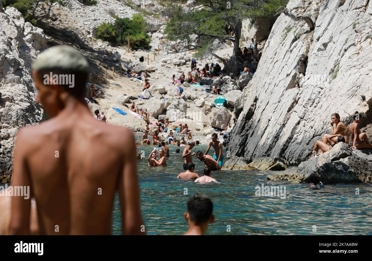 ©PHOTOPQR/LA PROVENCE/VALERIE VREL ; Marseille ; 25/07/2020 ; Illustrations sur la Calanque de Sugiton, au départ de Luminy, en pleine saison estivale, post-covid19, saison 2020. La fréquentation est assez importante, beaucoup de marseillais, mais des étrangers aussi, tels que des italiens, espagnoles. La Calanque de Sugiton fait partie du Parc National des Calanques, elle est protégée par une équipe de Scouts de France, dits les Scouts Guides, faisant partie de la DFCI (protection de la forêt) qui sensibilise le public aux 6 mesures de sécurité pour protéger cet écrin naturel. Cette équipe e Stock Photo