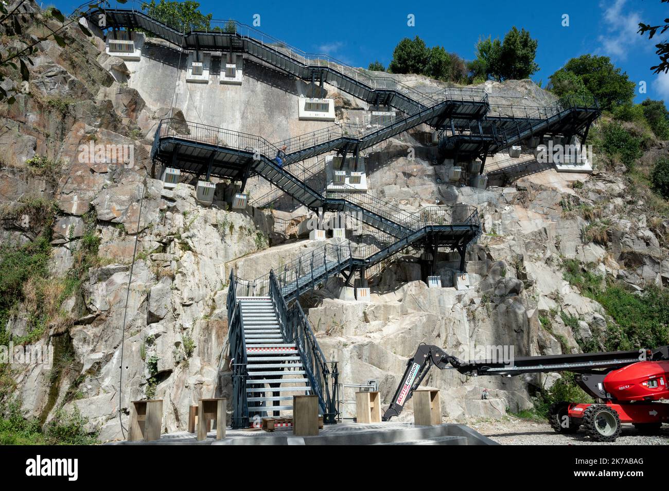 ©PHOTOPQR/OUEST FRANCE/Lucie Weeger ; Nantes ; 28/07/2020 ; Le Jardin extraordinaire, à Nantes, a été aménagé au sein d'une ancienne carrière de granit désaffectée. L'idée est de recréer l'univers féérique des Voyages Extraordinaires de Jules Verne dont la maison natale est située tout à proximité qui a par ailleurs guidé le choix de ces plantes luxuriantes.Un escalier dessiné par François Delarozière est en construction. Il permettra de rejoindre plus facilement le haut de la falaise vers l'intérieur du parc. - 2020/07/28. The Extraordinary Garden, in Nantes, was built in a former quarry of a Stock Photo