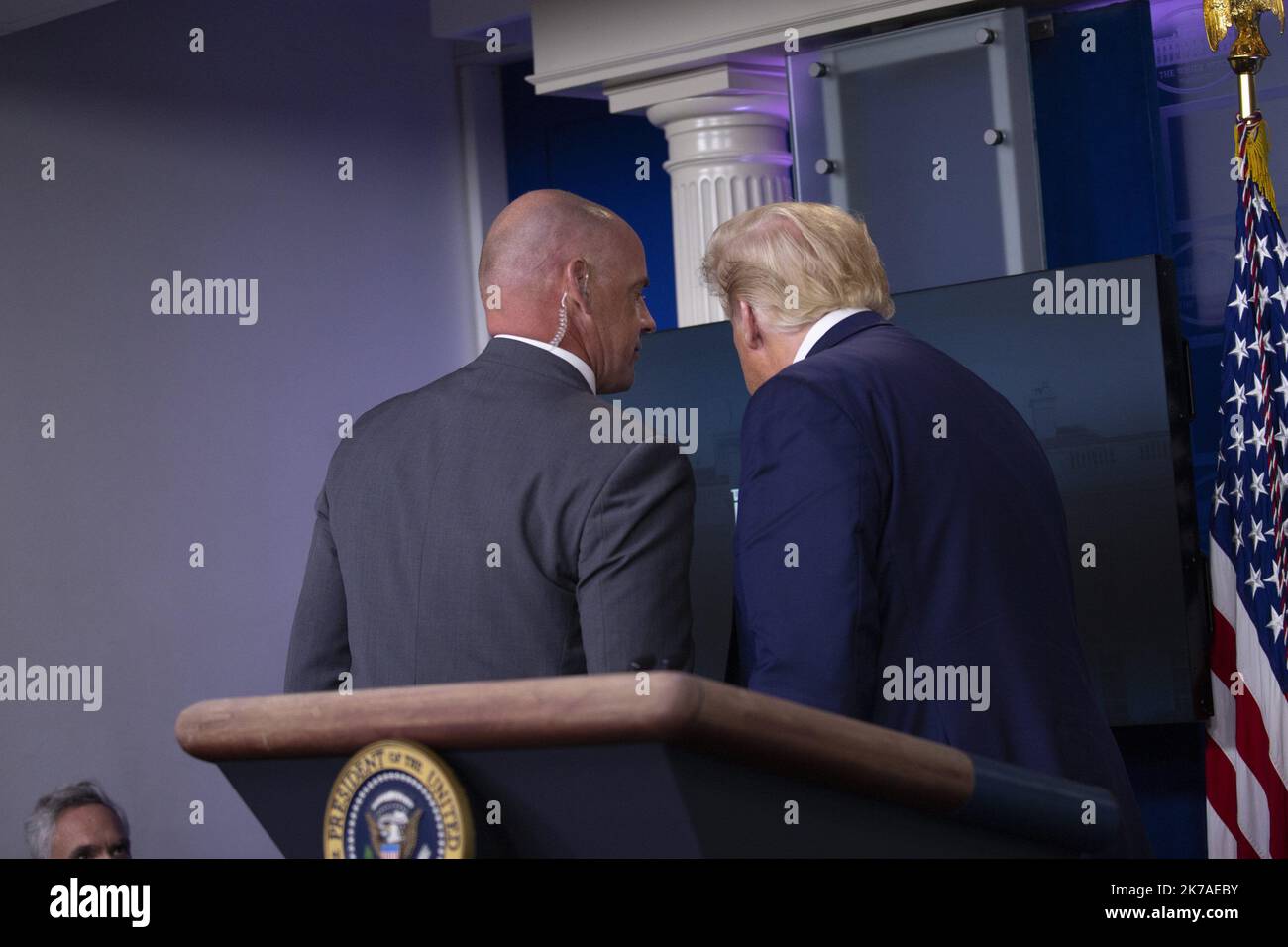 STEFANIE REYNOLDS/UPI/MAXPPP - President Donald Trump is removed from the White House Briefing Room by a US Secret Service agent during a press conference in Washington, DC on Monday, August 10, 2020. Photo by Stefani Reynolds/UPI Stock Photo