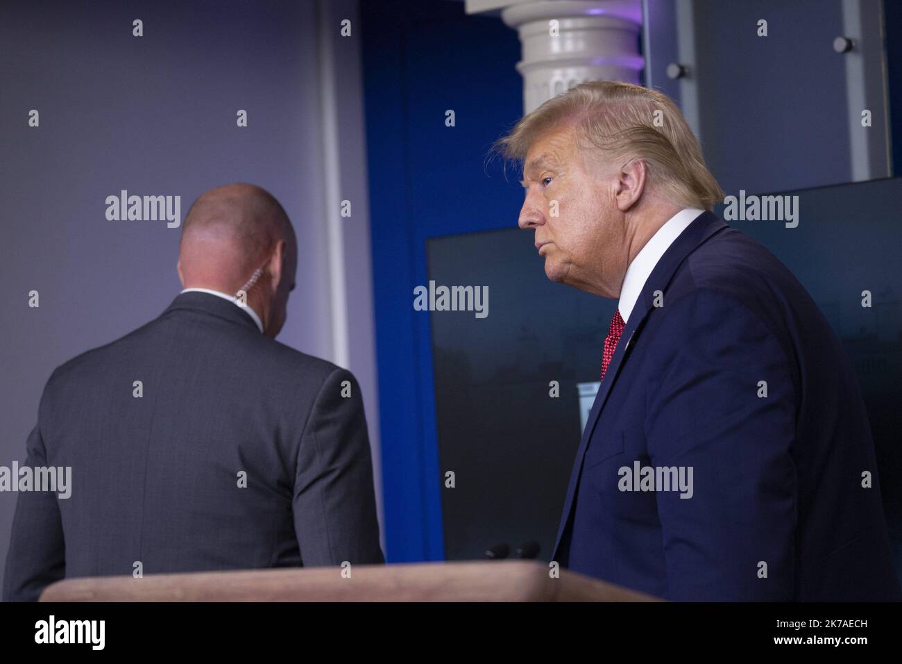 STEFANIE REYNOLDS/UPI/MAXPPP - President Donald Trump is removed from the White House Briefing Room by a US Secret Service agent during a press conference in Washington, DC on Monday, August 10, 2020. Photo by Stefani Reynolds/UPI Stock Photo