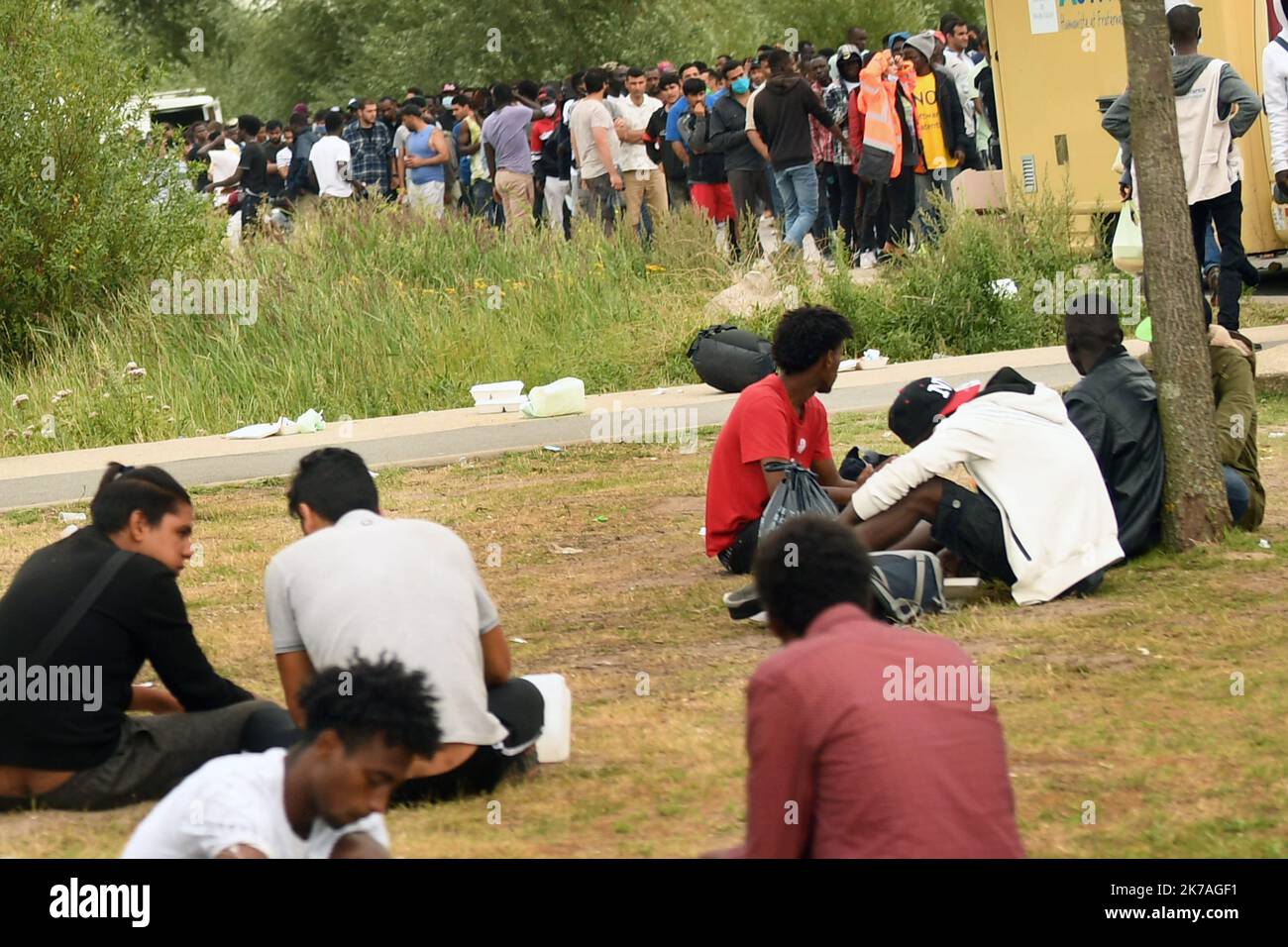 ©PHOTOPQR/VOIX DU NORD/Zack Ajili ; 19/08/2020 ; Calais, le 19/08/2020, Migrants à Calais après la tragique découverte, mercredi 19 août 2020 à 7h00, d'un corps sans vie sur la plage de Sangatte près de Calais. Il s'agit d'un réfugié soudanais âgé de 16 ans dont le signalement a été donné, aux autorités maritimes, dans la nuit à 1h00. Depuis le 1er janvier 2020, 4192 migrants ont tenté de rejoindre les côtes anglaises depuis le littoral des Hauts-de-France. On Wednesday 19st, 7.00 am, a Sudanese teeenger, 16-years-old, has been found dead on a beach, in Sagatte, near Calais. Since January 202 Stock Photo
