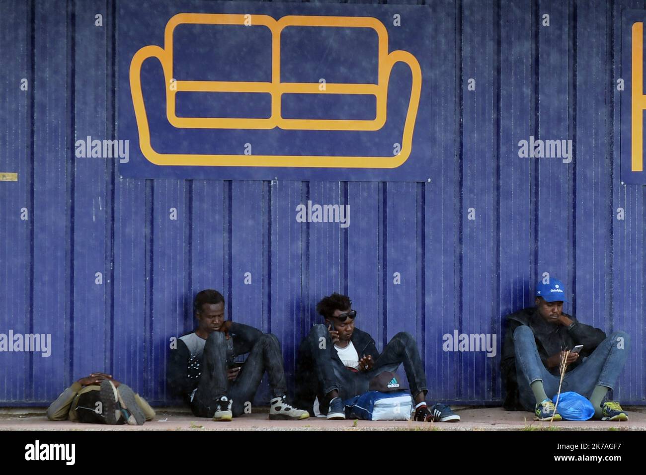 ©PHOTOPQR/VOIX DU NORD/Zack Ajili ; 19/08/2020 ; Calais, le 19/08/2020, Migrants à Calais après la tragique découverte, mercredi 19 août 2020 à 7h00, d'un corps sans vie sur la plage de Sangatte près de Calais. Il s'agit d'un réfugié soudanais âgé de 16 ans dont le signalement a été donné, aux autorités maritimes, dans la nuit à 1h00. Depuis le 1er janvier 2020, 4192 migrants ont tenté de rejoindre les côtes anglaises depuis le littoral des Hauts-de-France. On Wednesday 19st, 7.00 am, a Sudanese teeenger, 16-years-old, has been found dead on a beach, in Sagatte, near Calais. Since January 202 Stock Photo