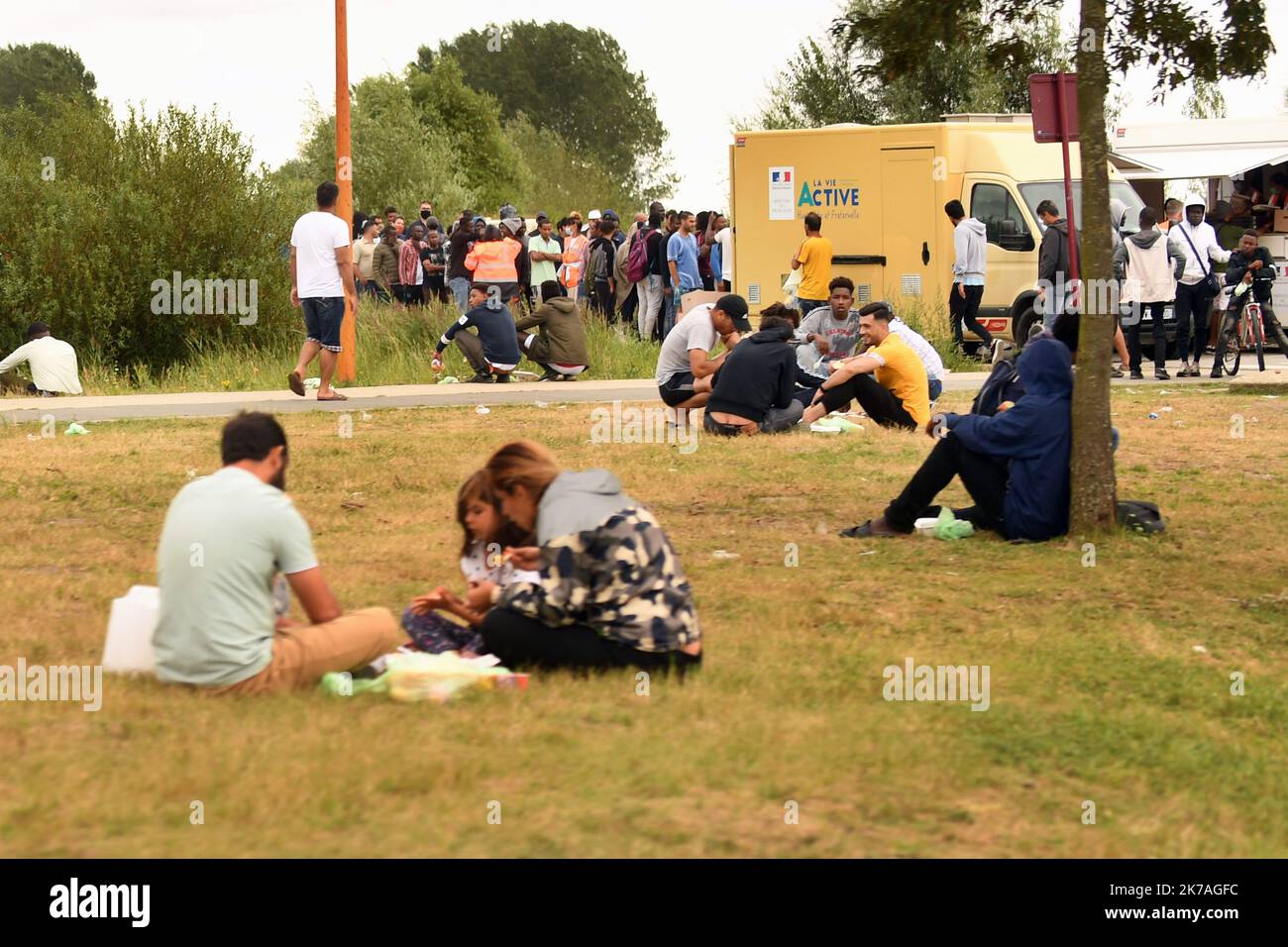 ©PHOTOPQR/VOIX DU NORD/Zack Ajili ; 19/08/2020 ; Calais, le 19/08/2020, Migrants à Calais après la tragique découverte, mercredi 19 août 2020 à 7h00, d'un corps sans vie sur la plage de Sangatte près de Calais. Il s'agit d'un réfugié soudanais âgé de 16 ans dont le signalement a été donné, aux autorités maritimes, dans la nuit à 1h00. Depuis le 1er janvier 2020, 4192 migrants ont tenté de rejoindre les côtes anglaises depuis le littoral des Hauts-de-France. On Wednesday 19st, 7.00 am, a Sudanese teeenger, 16-years-old, has been found dead on a beach, in Sagatte, near Calais. Since January 202 Stock Photo