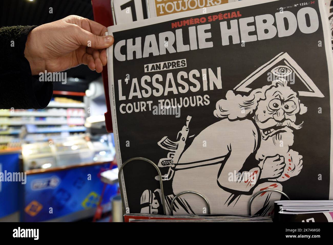 ©PHOTOPQR/L'EST REPUBLICAIN ; 02/09/2020 - France will reopen one of the worst chapters of its recent history this week when more than a dozen people go on trial accused of helping jihadist terrorists to massacre staff at the satirical magazine Charlie Hebdo. FILES PRESSE - JOURNAL - CHARLIE HEBDO - UN AN APRES - DESSINS - CARICATURES - LIBERTE D'EXPRESSION - LIBERTE DE LA PRESSE - KIOSQUE - TERRORISME - ATTENTAT - ETAT ISLAMIQUE - EI - DAESH. Nancy 6 janvier 2016. Le numéro spécial de CHARLIE HEBDO un an après l'attentat du 7 janvier 2015 avec le titre 'L'assassin court toujours' et un dessi Stock Photo