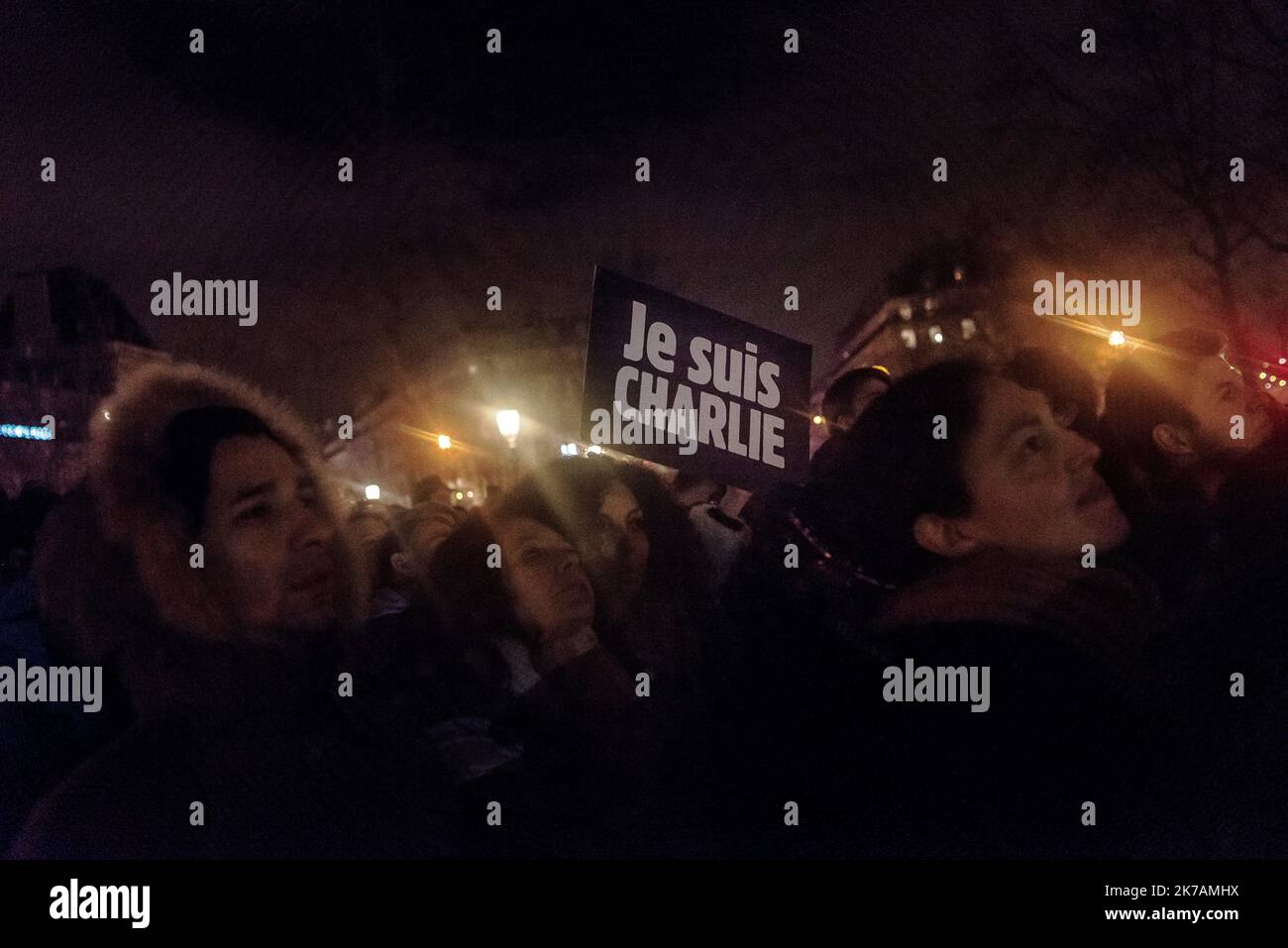 ©Jan Schmidt-Whitley/Le Pictorium/MAXPPP - Jan Schmidt-Whitley/Le Pictorium - 07/01/2015 - France / Paris - Le soir des attentats de Charlie Hebdo une foule s'est spontanement reuni place de la Republique pour rendre hommage aux victimes assassinees le 7 janvier 2015 a Paris par des assaillants lourdement armes, les freres Cherif et Said Kouachi. Ils ont revendiques l'attentat au nom de Al-Qaida dans la peninsule Arabique (AQPA). Les victimes de la tuerie sont les dessinateurs Cabu, Charb, Honore, Tignous et Wolinski, la psychanalyste Elsa Cayat, l'economiste Bernard Maris, le policier Franck  Stock Photo