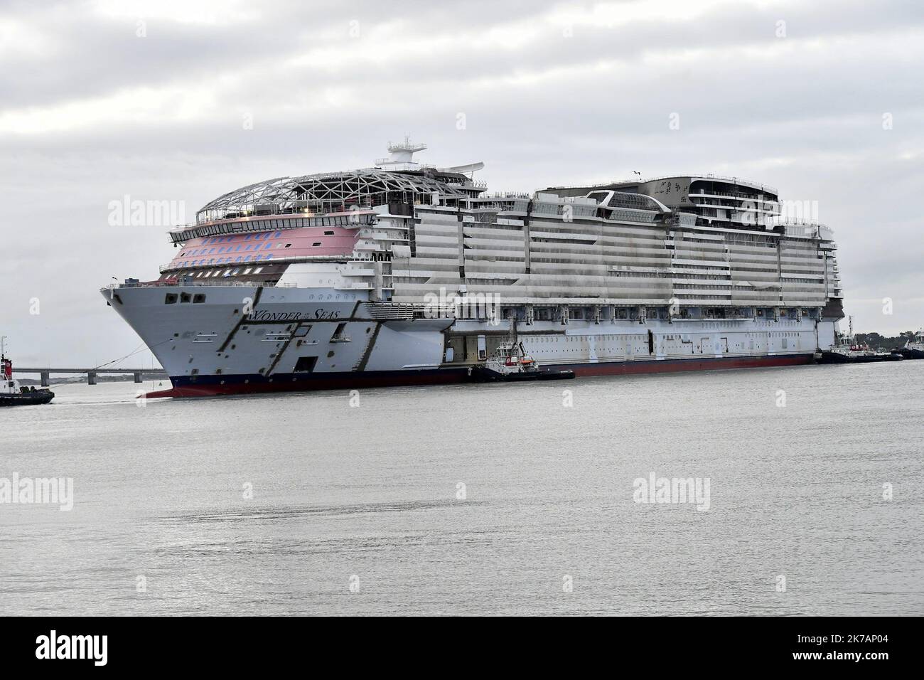 ©PHOTOPQR/OUEST FRANCE/Marc ROGER ; SAINT-NAZAIRE ; 05/09/2020 ; Changement de cale pour le paquebot : Wonder of the seas dans le port de Saint-Nazaire , aidé par les remorqueurs car le bateau n'a pas encore de moteur. - Saint Nazaire, France, sept 5th 2020 - Built at Chantiers de l'Atlantique in Saint-Nazaire, the cruise liner Wonder of the seas (the largest liner in the world) will make its first launch this Saturday, September 5, 2020. It is re-docked because it does not has no engine yet Stock Photo