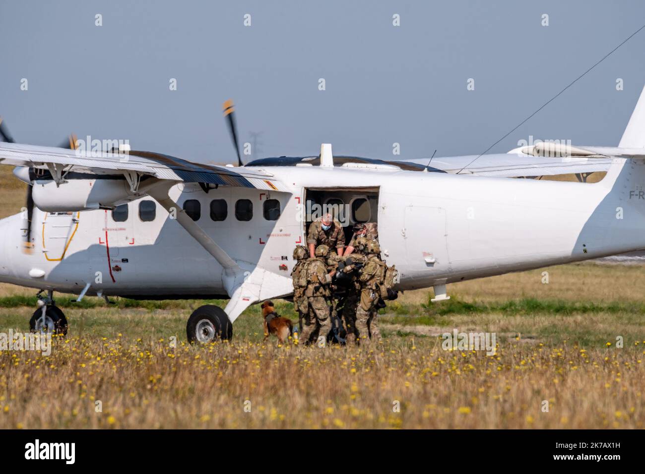 Arnaud BEINAT/Maxppp. 2020/09/11, Orléans, France. Un bimoteur Twin Otter atterrit pour embarquer un blessé du commando parachutiste de l air No10 des forces spéciales Durant la journée anniversaire des 75 ans de l'escadron de transport de l armée de l'air Poitou qui appartient au commandement des opérations spéciales. Stock Photo