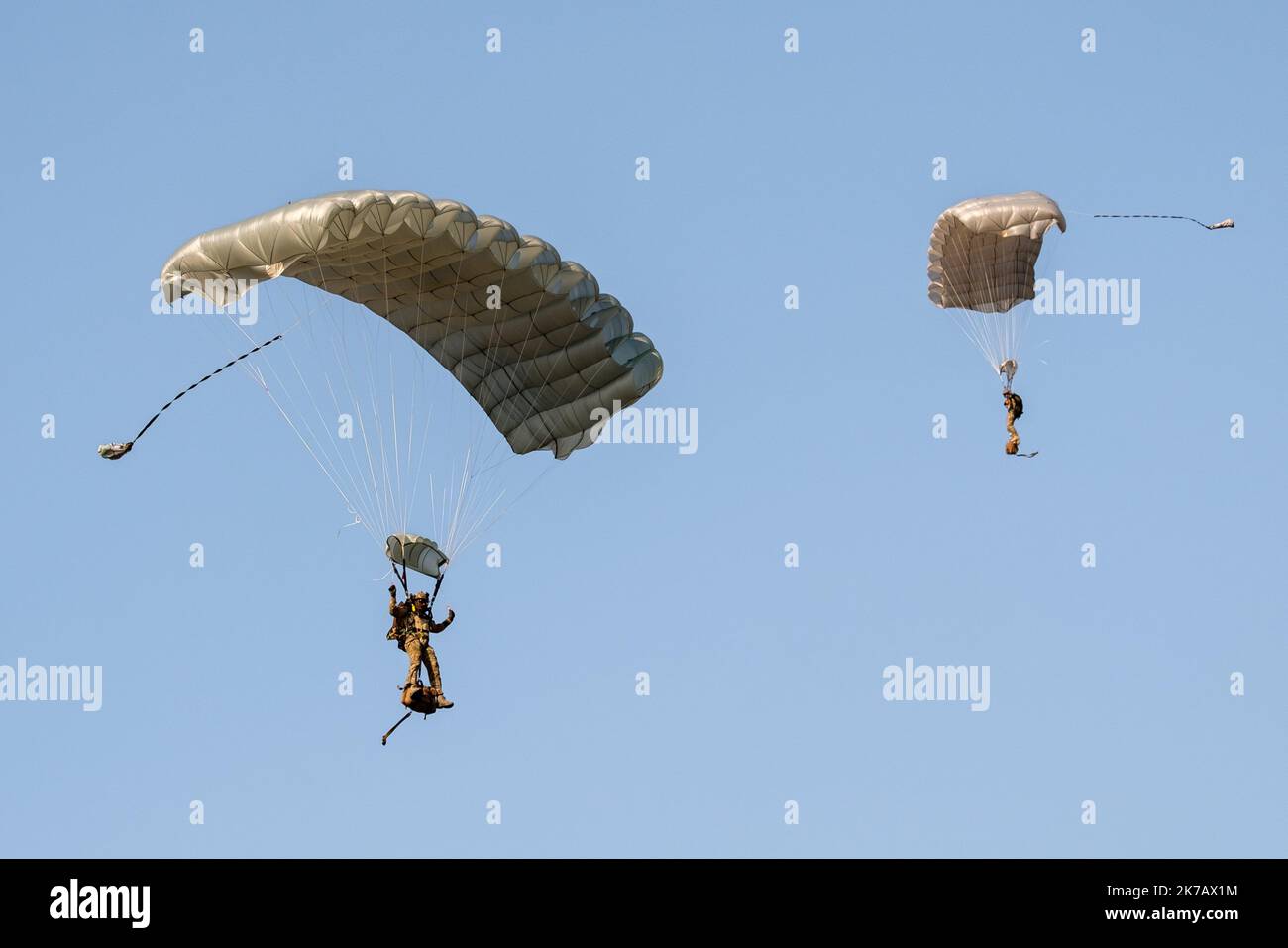 Arnaud BEINAT/Maxppp. 2020/09/11, Orléans, France. Démonstration et saut en parachute d un groupe du commando parachutiste de l'air No10 des forces spéciales Durant la journée anniversaire des 75 ans de l'escadron de transport de l armée de l'air Poitou qui appartient au commandement des opérations spéciales. Stock Photo