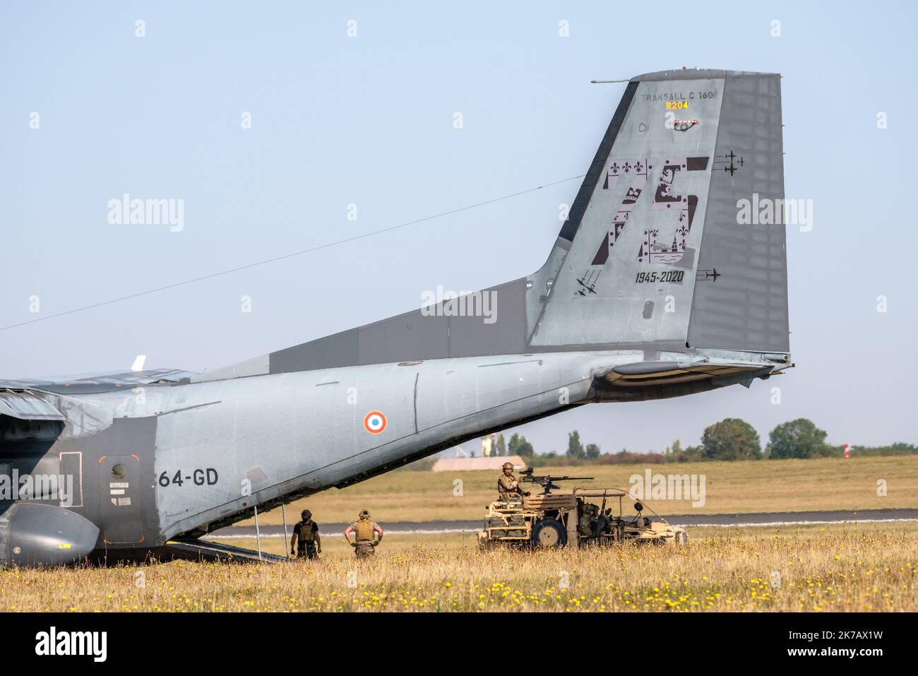 Arnaud BEINAT/Maxppp. 2020/09/11, Orléans, France. Démonstration de débarquement depuis un avion cargo Transall d'un véhicule du commando parachutiste de l'air No10 des forces spéciales Durant la journée anniversaire des 75 ans de l'escadron de transport de l armée de l'air Poitou qui appartient au commandement des opérations spéciales. Stock Photo