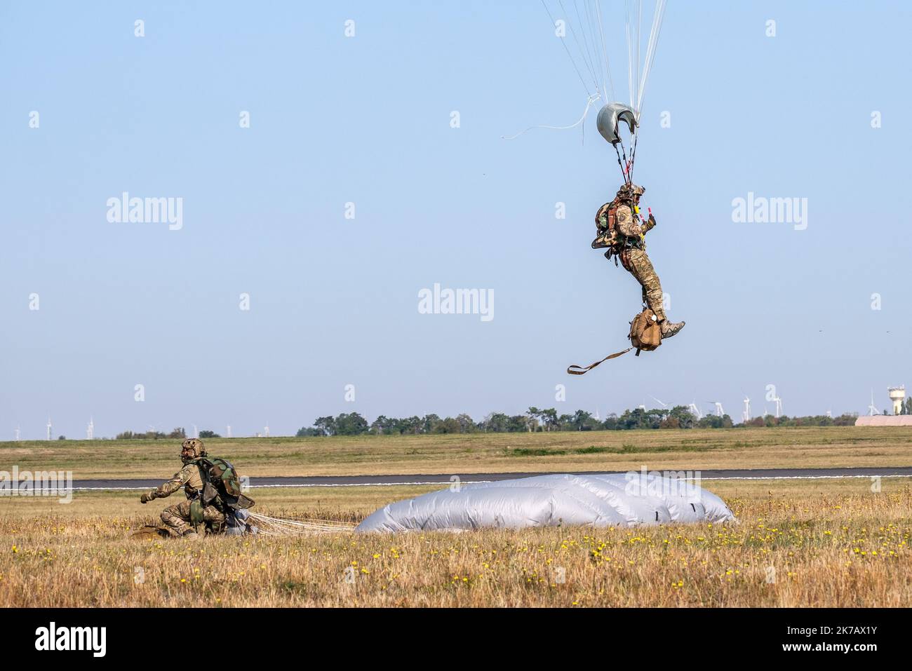 Arnaud BEINAT/Maxppp. 2020/09/11, Orléans, France. Démonstration et saut en parachute d un groupe du commando parachutiste de l'air No10 des forces spéciales Durant la journée anniversaire des 75 ans de l'escadron de transport de l armée de l'air Poitou qui appartient au commandement des opérations spéciales. Stock Photo