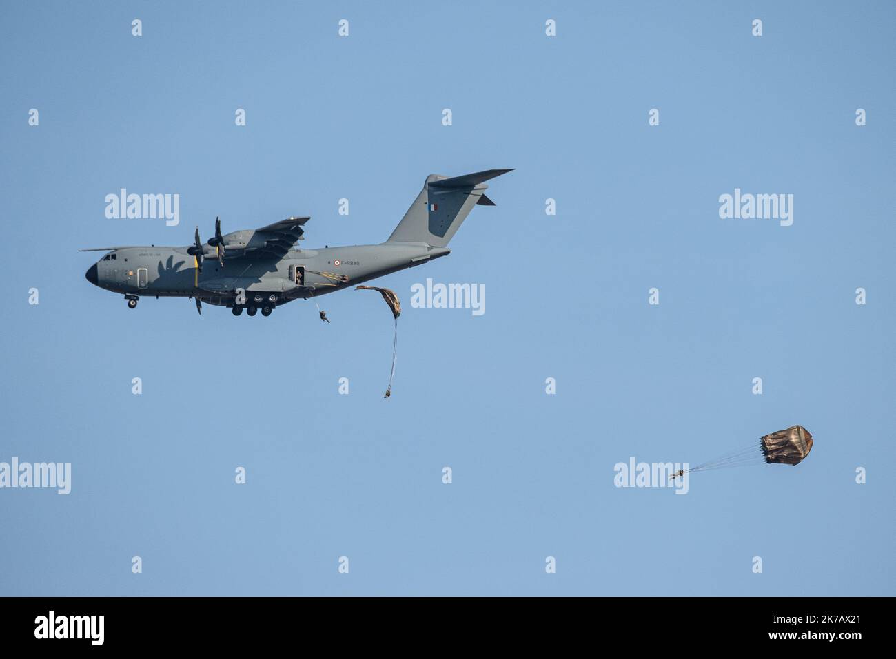 Arnaud BEINAT/Maxppp. 2020/09/11, Orléans, France. Un Airbus A 400 Atlas largue des parachutistes du commando parachutiste de l air No 10 des appartenant aux Forces spéciales Durant la journée anniversaire des 75 ans de l'escadron de transport de l armée de l'air Poitou qui appartient au commandement des opérations spéciales. Stock Photo