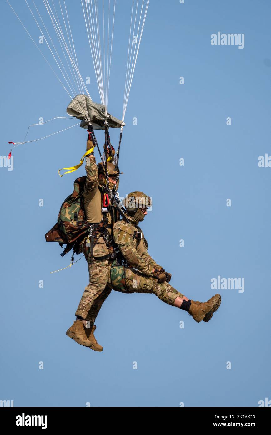 Arnaud BEINAT/Maxppp. 2020/09/11, Orléans, France. Démonstration et saut en parachute en tandem d un groupe du commando parachutiste de l'air No10 des forces spéciales Durant la journée anniversaire des 75 ans de l'escadron de transport de l armée de l'air Poitou qui appartient au commandement des opérations spéciales. - Anniversary of the 75th anniversary of the Poitou Air Force Transport Squadron, which belongs to the Special Operations Command. Stock Photo