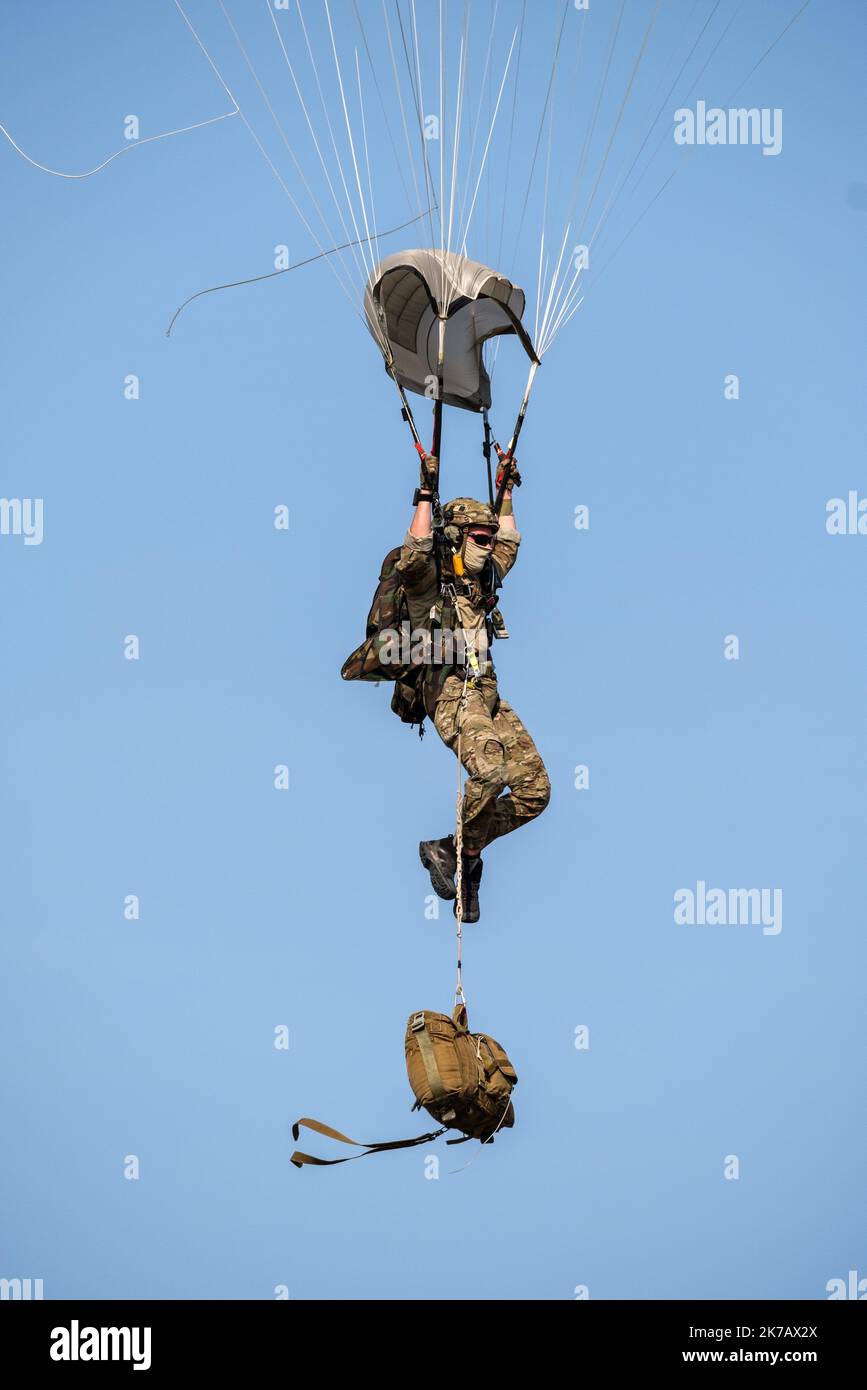 Arnaud BEINAT/Maxppp. 2020/09/11, Orléans, France. Démonstration et saut en parachute d un groupe du commando parachutiste de l'air No10 des forces spéciales Durant la journée anniversaire des 75 ans de l'escadron de transport de l armée de l'air Poitou qui appartient au commandement des opérations spéciales. - Anniversary of the 75th anniversary of the Poitou Air Force Transport Squadron, which belongs to the Special Operations Command. Stock Photo