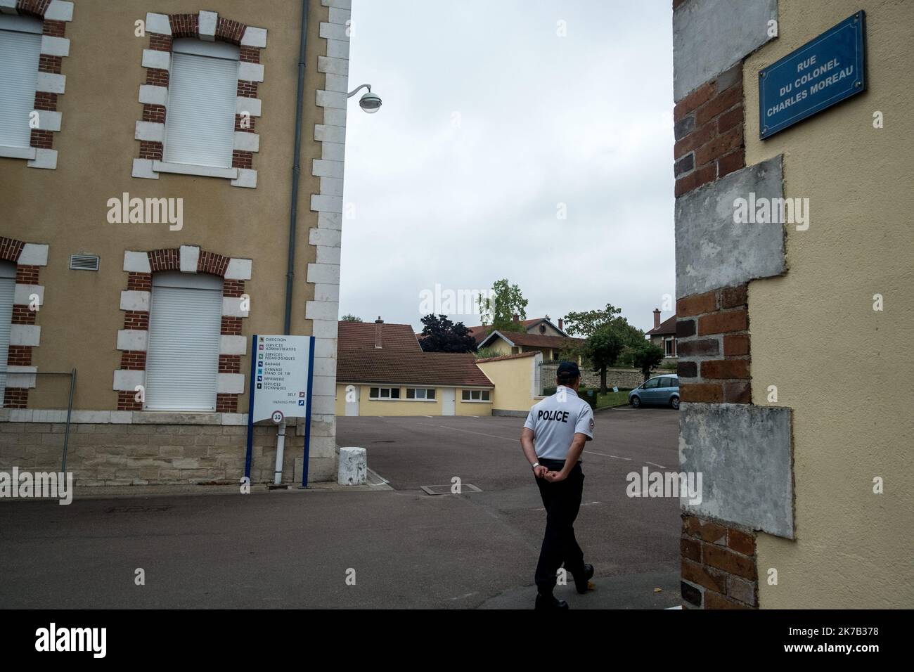 ©Michael Bunel / Le Pictorium/MAXPPP - Michael Bunel / Le Pictorium - 24/08/2017 - France / Bourgogne-Franche-Comte / Sens - Un policier marche dans la cour de l'ecole de police. / 24/08/2017 - France / ? Bourgogne-Franche-Comte ? / ? Sens ? - A policeman walks in the courtyard of the police academy. Stock Photo