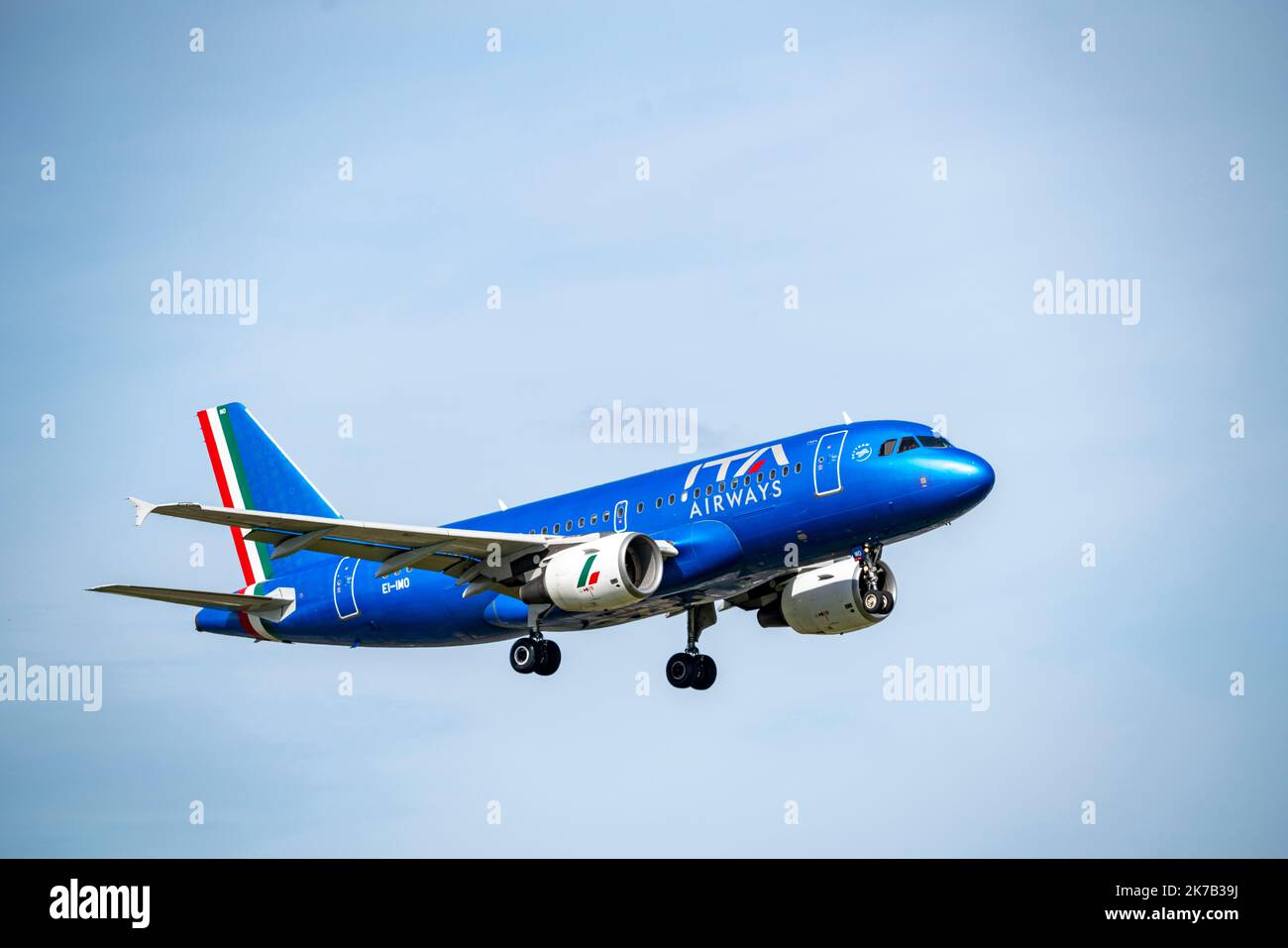 Amsterdam Schiphol Airport, AMS, aircraft on approach to Kaagbaan, runway,EI-IMO, ITA Airways Airbus A319-100 Stock Photo