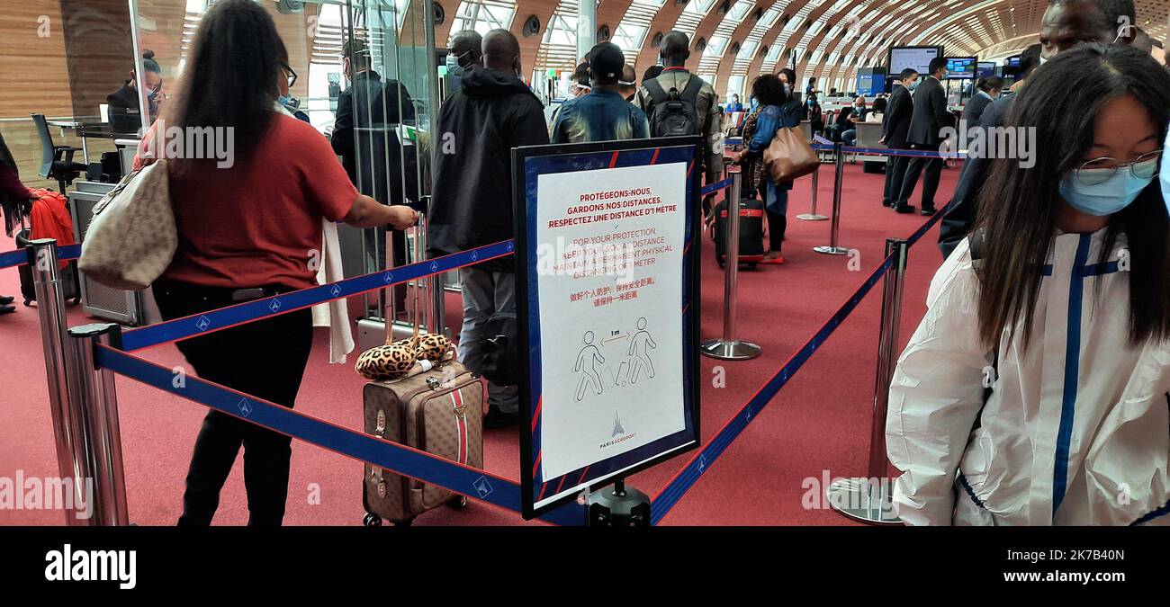 ©Sadak Souici / Le Pictorium/MAXPPP - Sadak Souici / Le Pictorium - 29/09/2020 - France / Roissy - Des passagers avec des tenues de protection completes, a l'aeroport Roissy Charles de Gaulle a Paris. / 29/09/2020 - France / Roissy - Passengers with full protective gear at Roissy Charles de Gaulle airport in Paris. Stock Photo