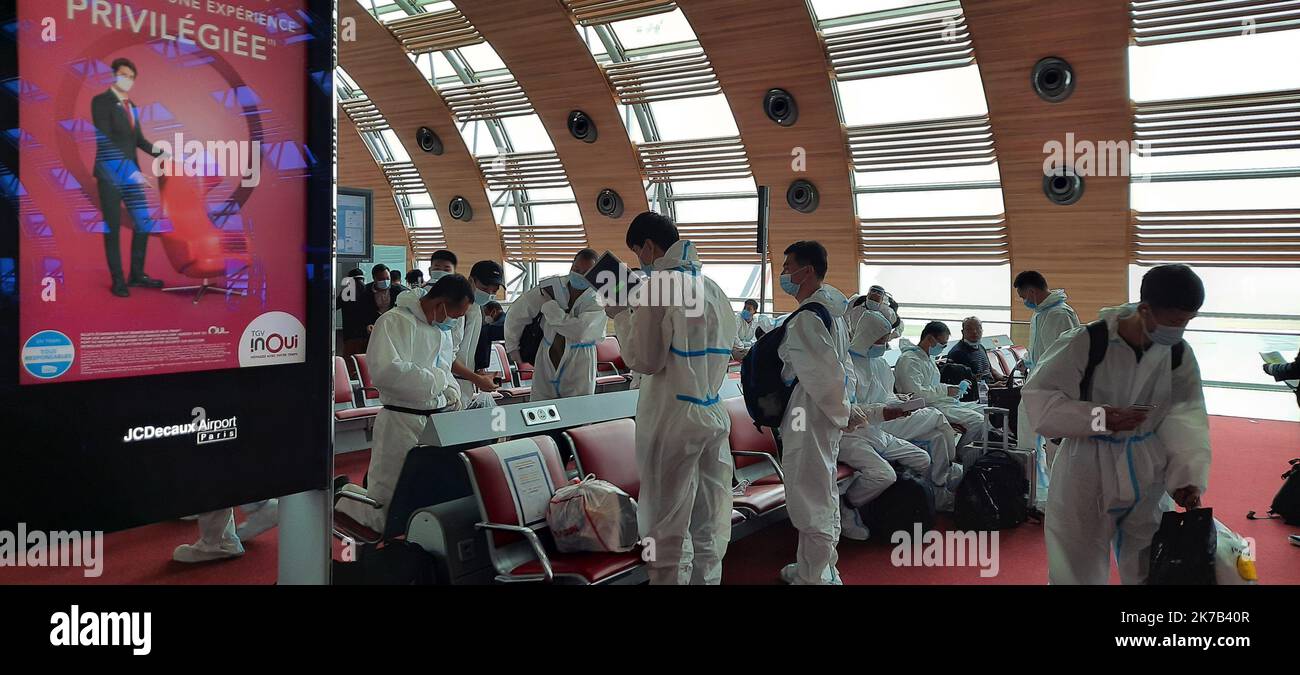 ©Sadak Souici / Le Pictorium/MAXPPP - Sadak Souici / Le Pictorium - 29/09/2020 - France / Roissy - Des passagers avec des tenues de protection completes, a l'aeroport Roissy Charles de Gaulle a Paris. / 29/09/2020 - France / Roissy - Passengers with full protective gear at Roissy Charles de Gaulle airport in Paris. Stock Photo