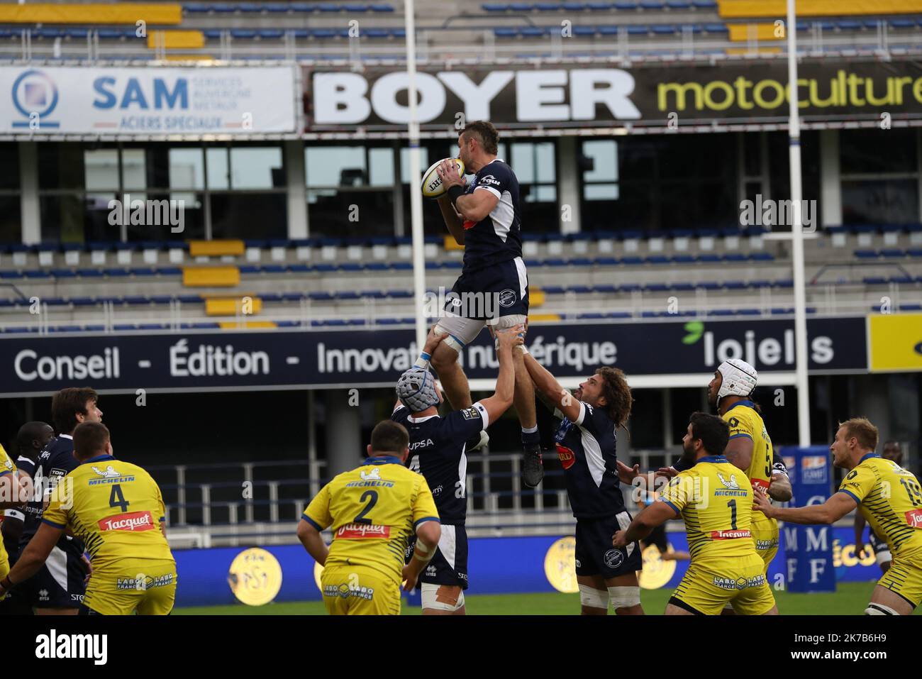 Â© Thierry LARRET / Maxppp. Rugby TOP 14 : ASM Clermont Auvergne vs SU Agen Stade Marcel Michelin, Clermont-Ferrand (63) le 3 octobre 2O2O. Stock Photo