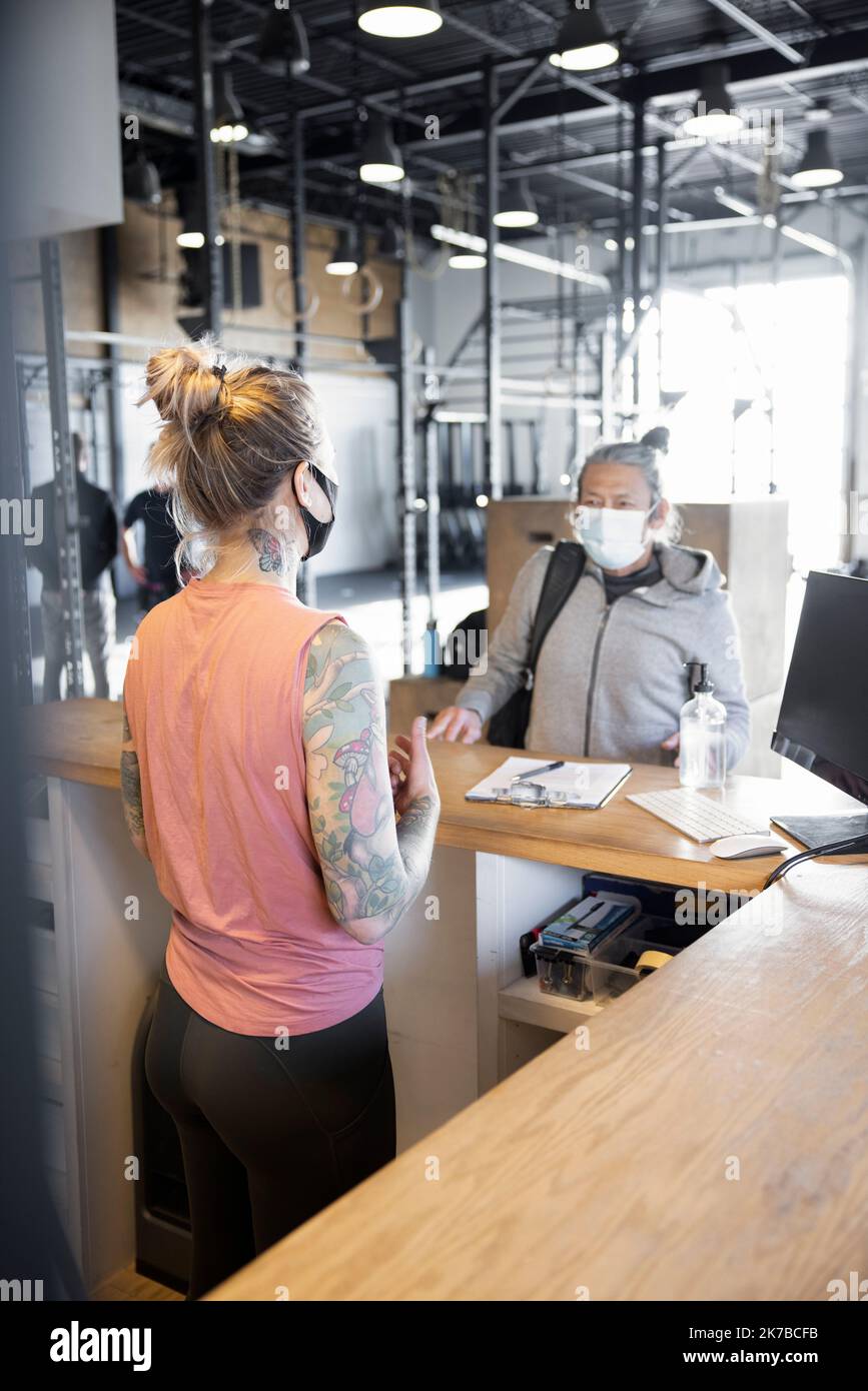 Gym sign in desk hires stock photography and images Alamy